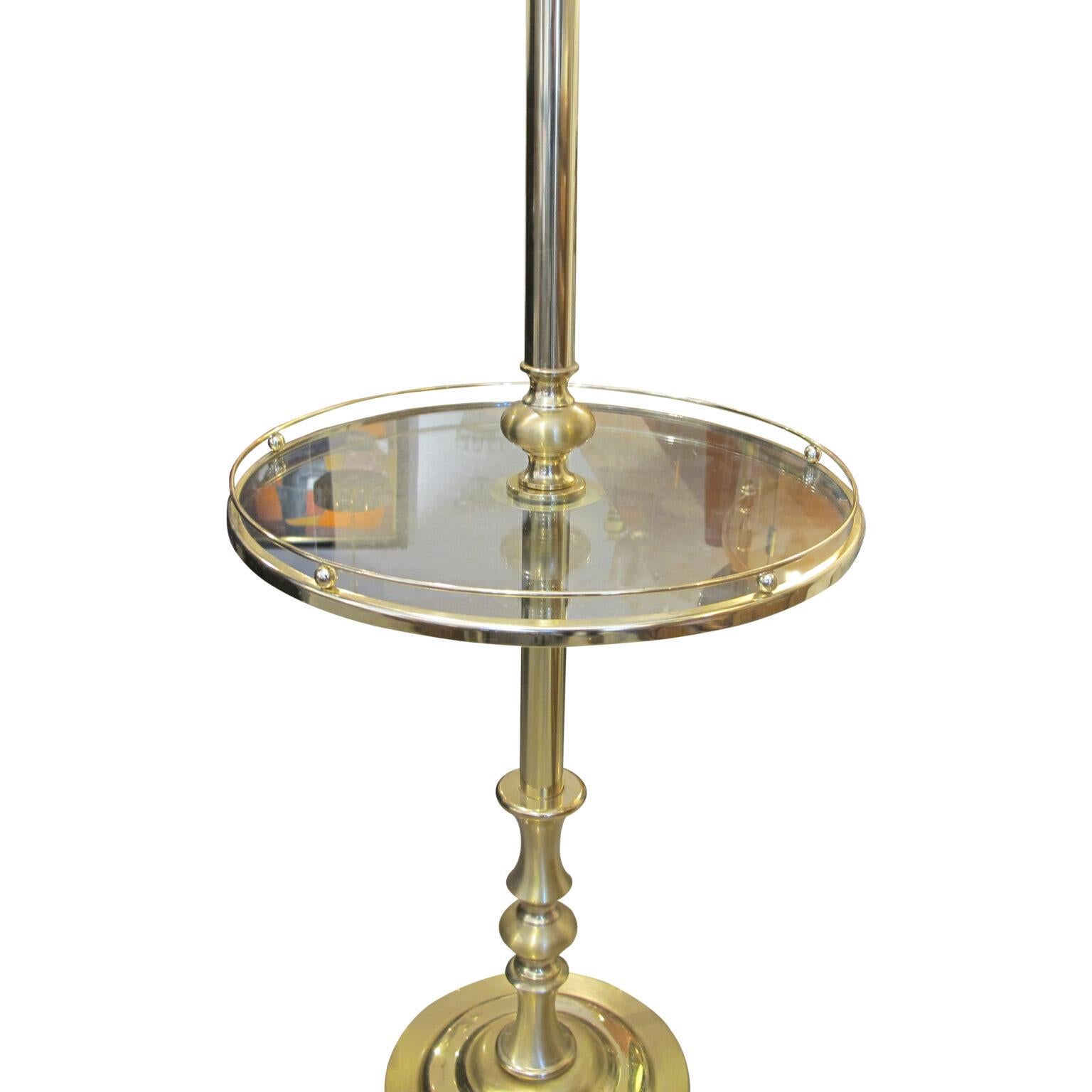 Autre Paire de lampadaires en laiton avec tables d'appoint intégrées, suédois, années 1970 en vente