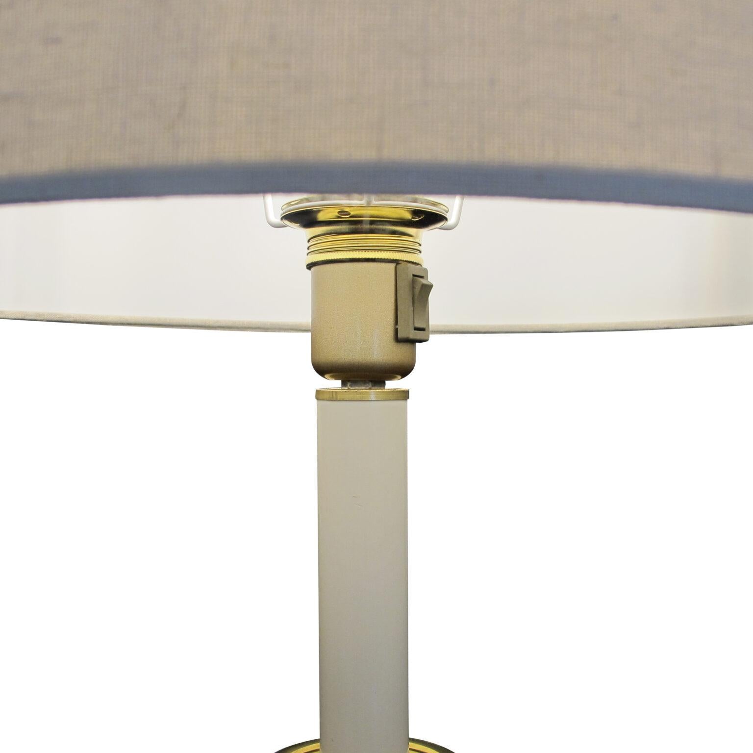 Paire de lampadaires en laiton avec tables d'appoint intégrées, suédois, années 1970 Bon état - En vente à London, GB