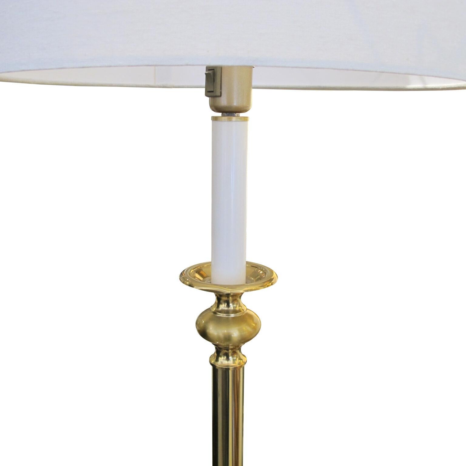 Fin du 20e siècle Paire de lampadaires en laiton avec tables d'appoint intégrées, suédois, années 1970 en vente