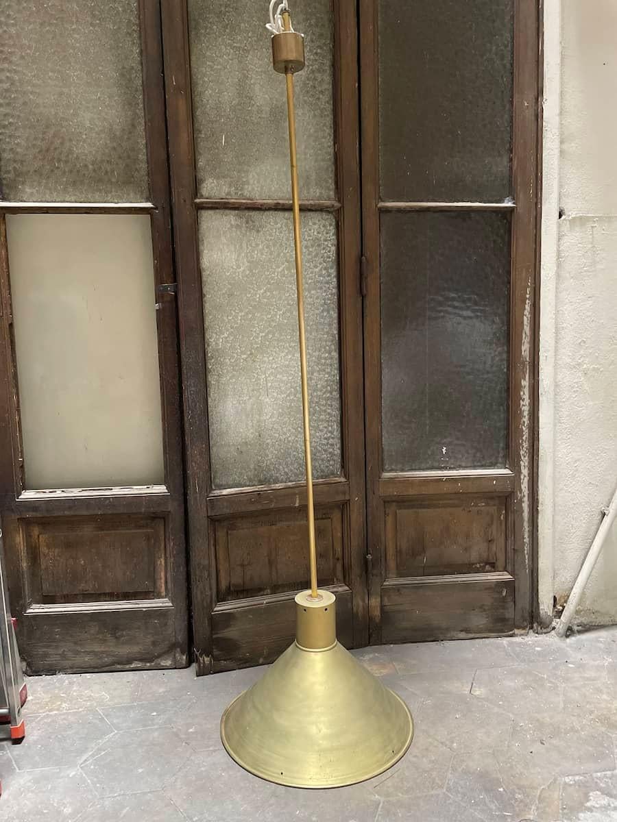 Pendant chandeliers entirely made of brass from the 1970s. The chandeliers feature a conical shape, with a long and sturdy arm supporting the lamp holder. Thanks to their height, they are ideal for installation even on very high ceilings.

Price is