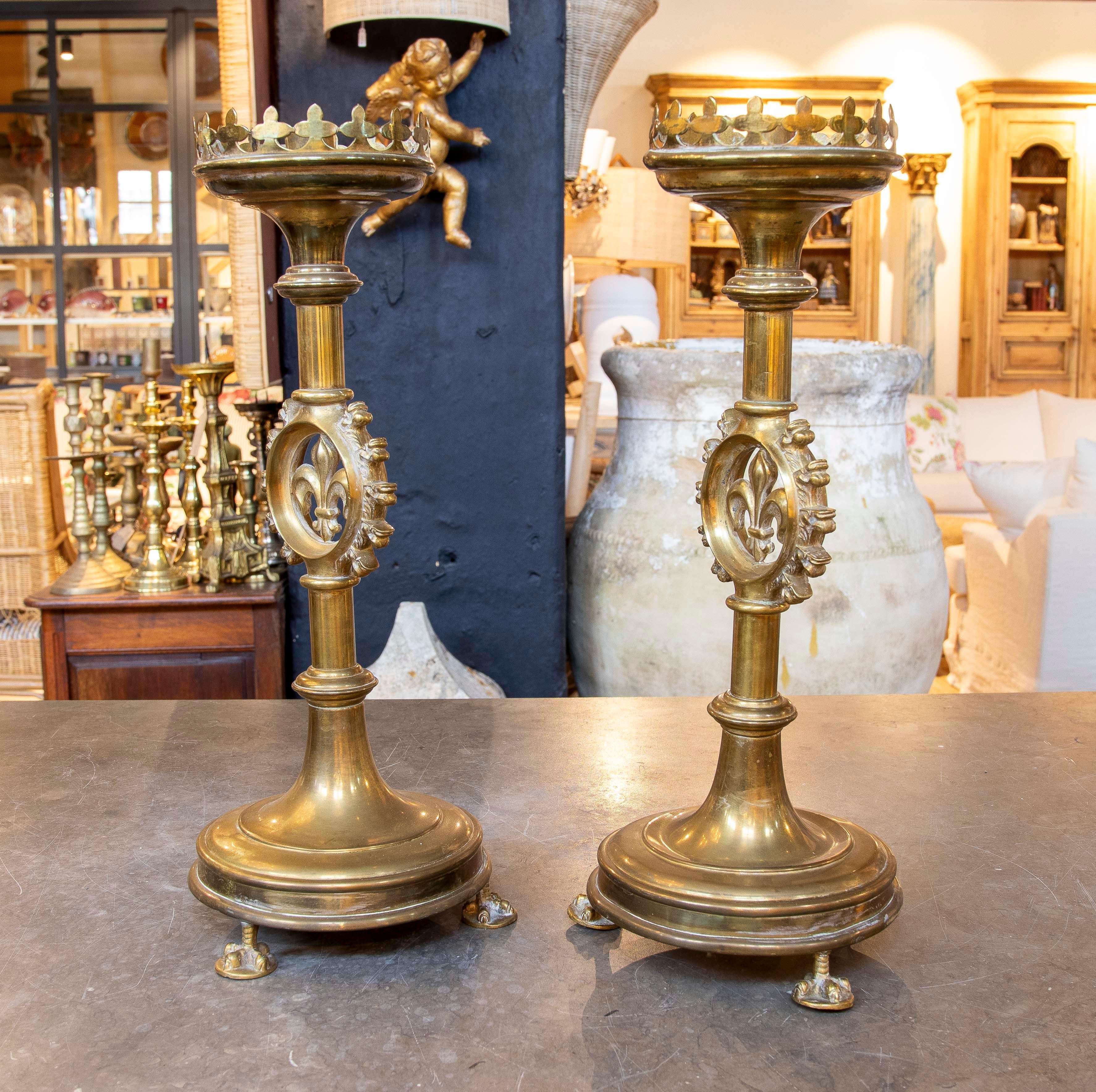 1970s Pair of Bronze Candlesticks Decorated with Fleur de Lis, Italy In Good Condition In Marbella, ES