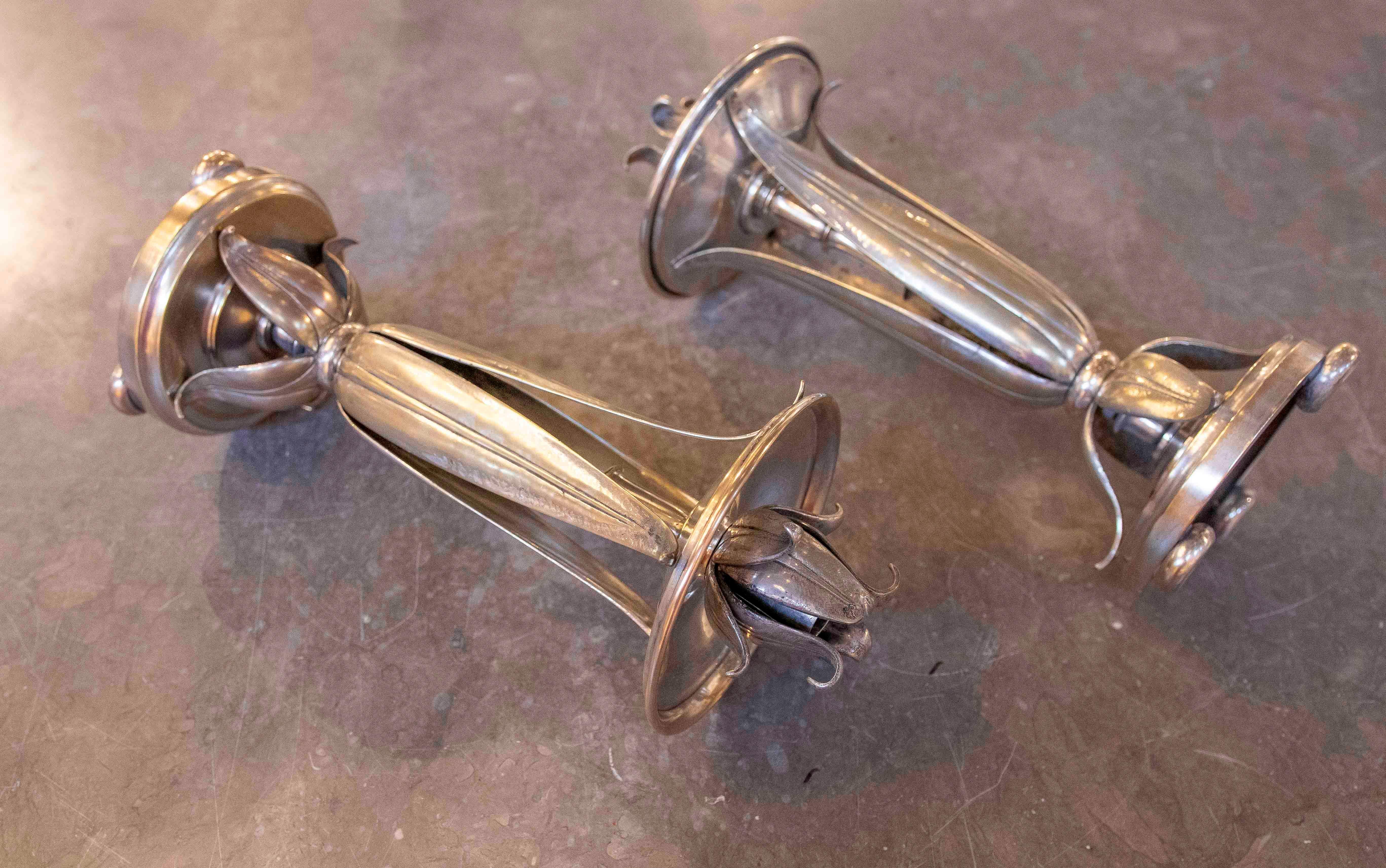 1970s Pair of Bronze Candlesticks with Lotus Flower and Leaves  For Sale 11