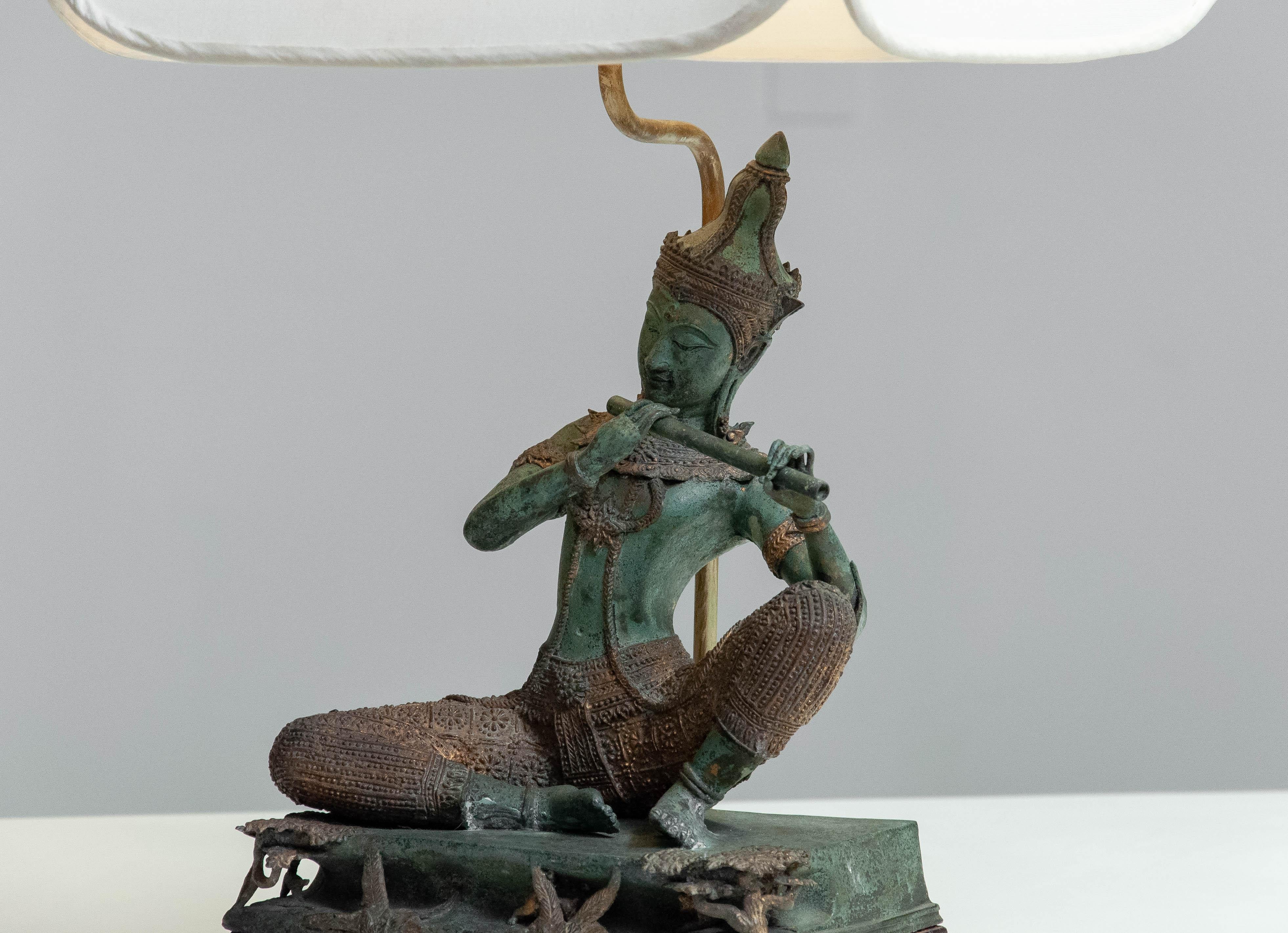 1970 Paire de lampes de table en bronze d'inspiration thaïlandaise en vente 2