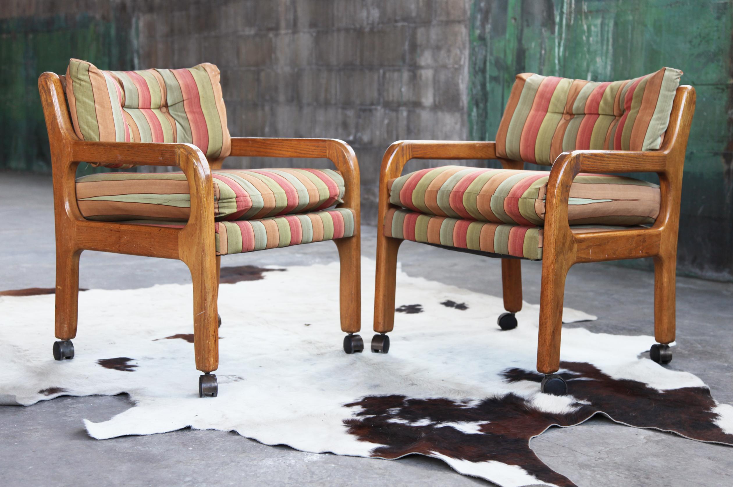 Pareja de sillas de salón / laterales / de acento Brutalistas de los años 70, muy chulas y elegantes, 2 disponibles - se venden como pareja aquí. También tenemos una silla adicional disponible como silla individual, en otro anuncio.

Las ruedas se