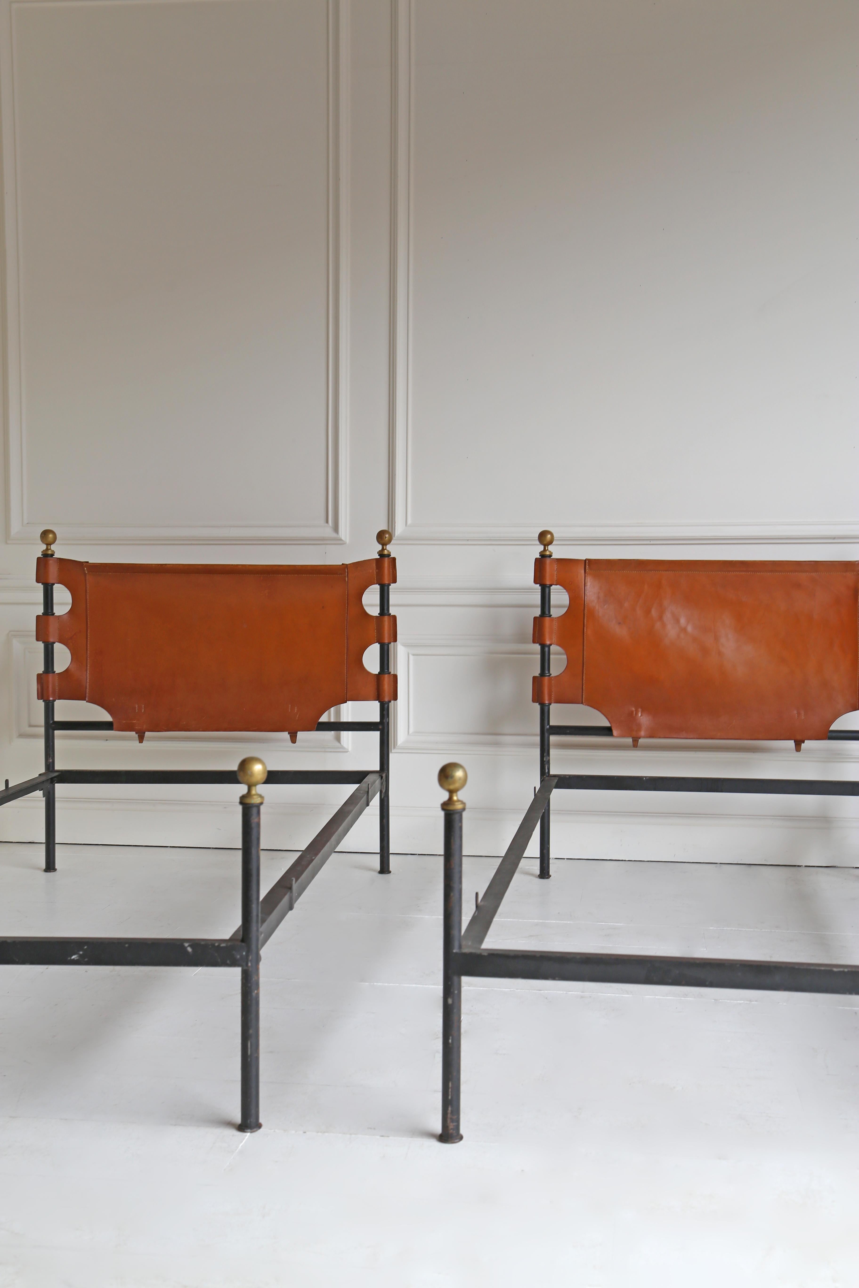 Einzelbetten aus Gusseisen und Leder aus der Mitte des Jahrhunderts mit Messingzierleisten.

Lattenrost H 32cm (ohne Matratze)

Matratze und Untergestell nicht enthalten.