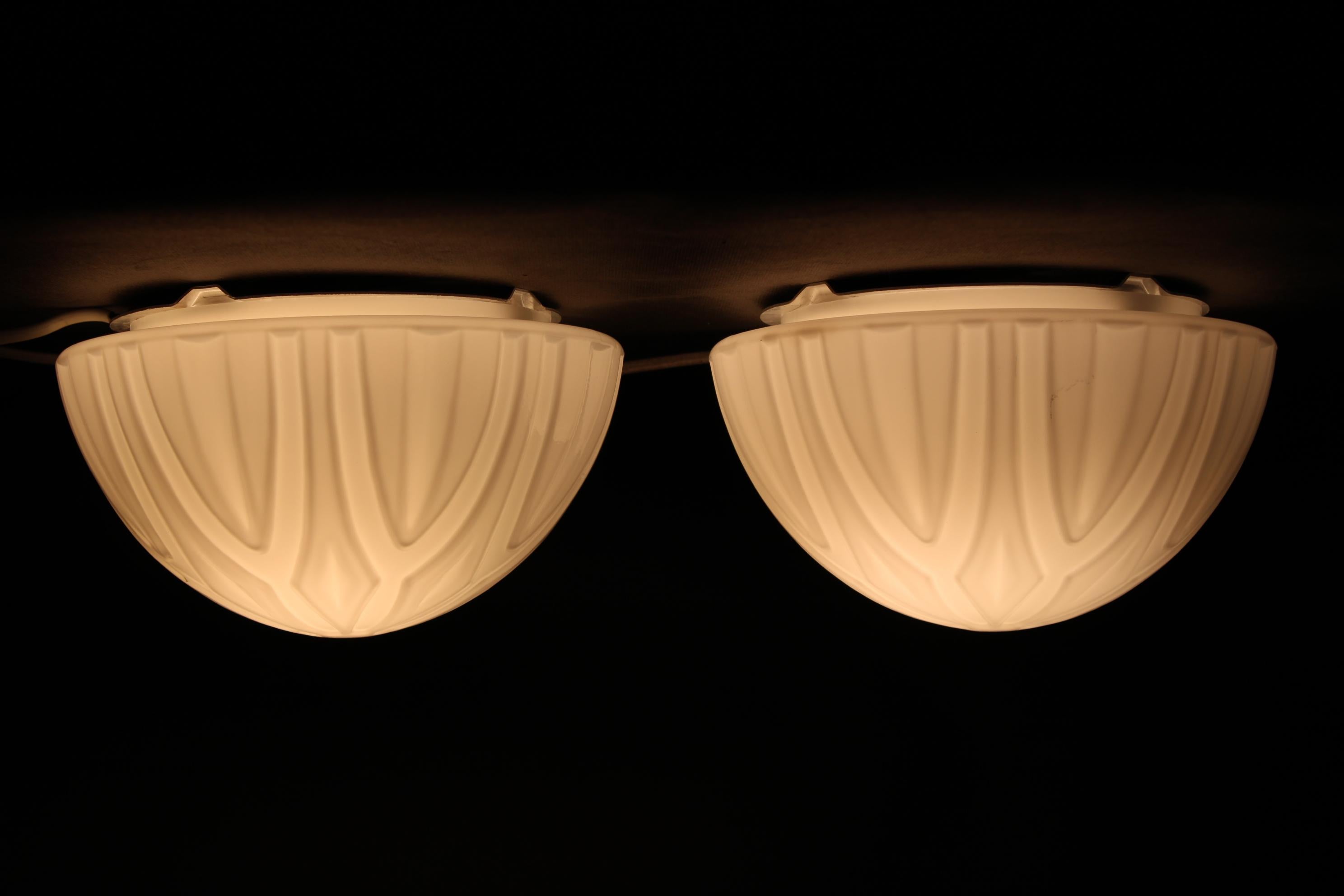 Paire de plafonniers ou d'appliques en verre laiteux des années 1970, Tchécoslovaquie en vente 4