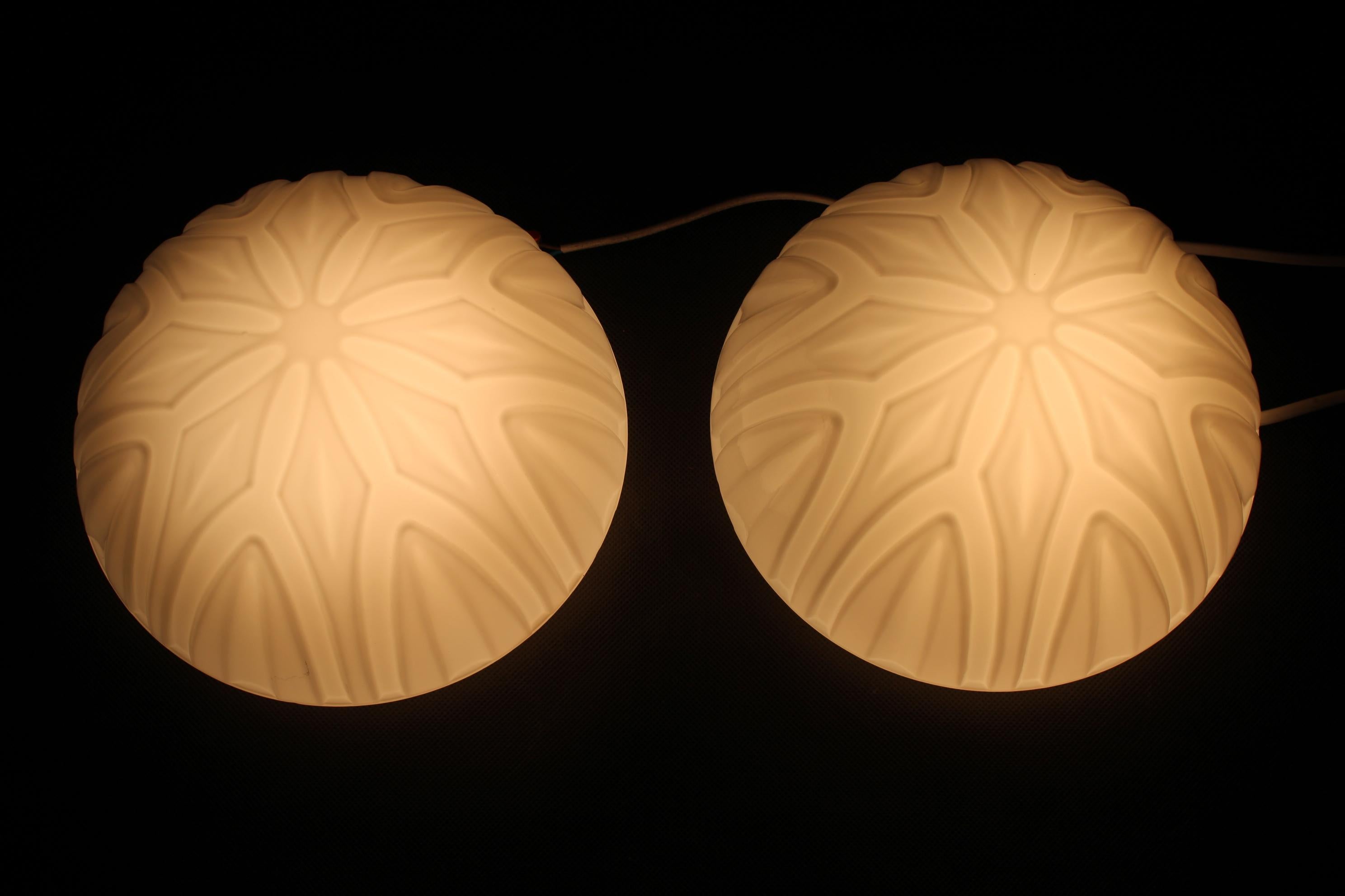 Paire de plafonniers ou d'appliques en verre laiteux des années 1970, Tchécoslovaquie en vente 5