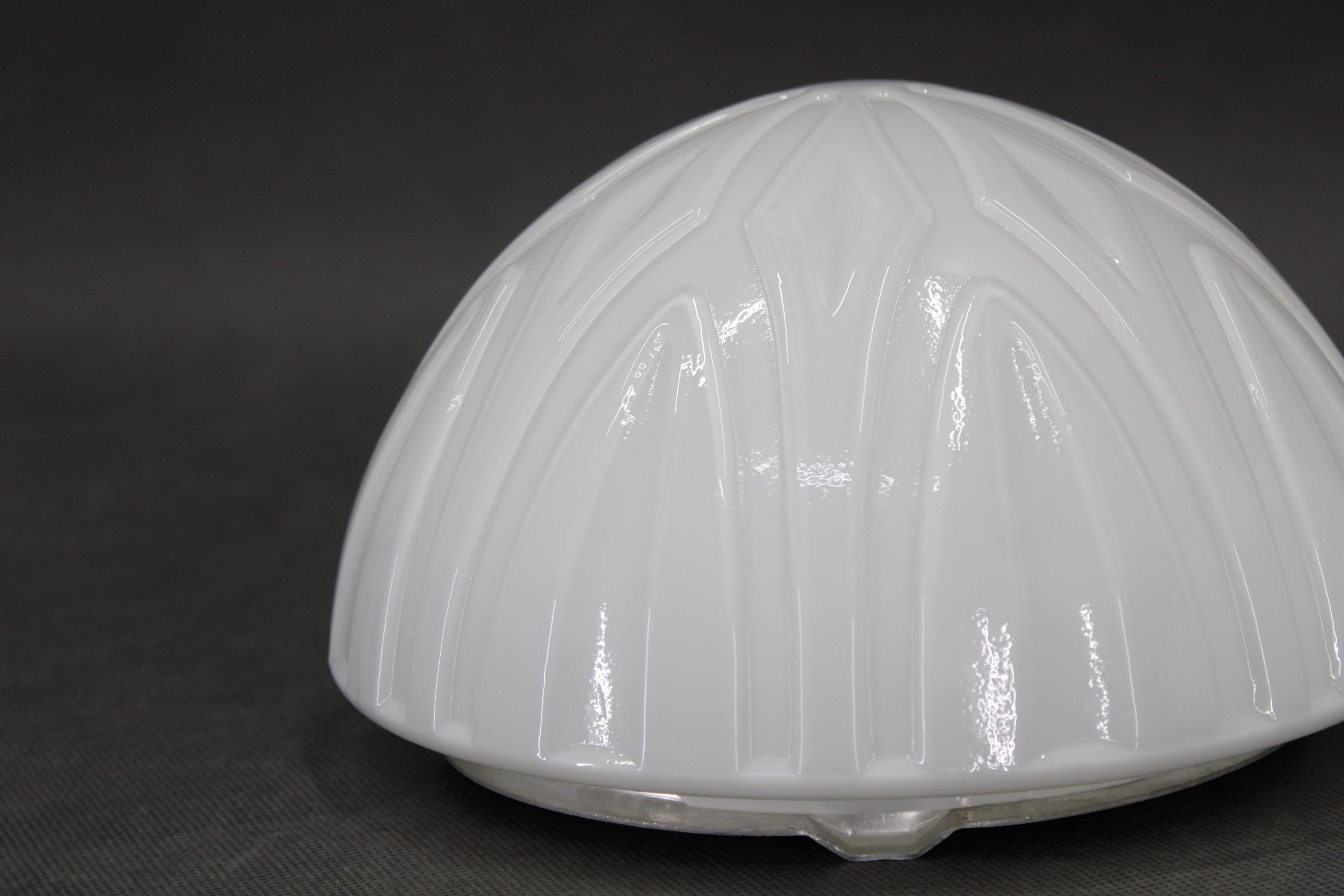 tchèque Paire de plafonniers ou d'appliques en verre laiteux des années 1970, Tchécoslovaquie en vente