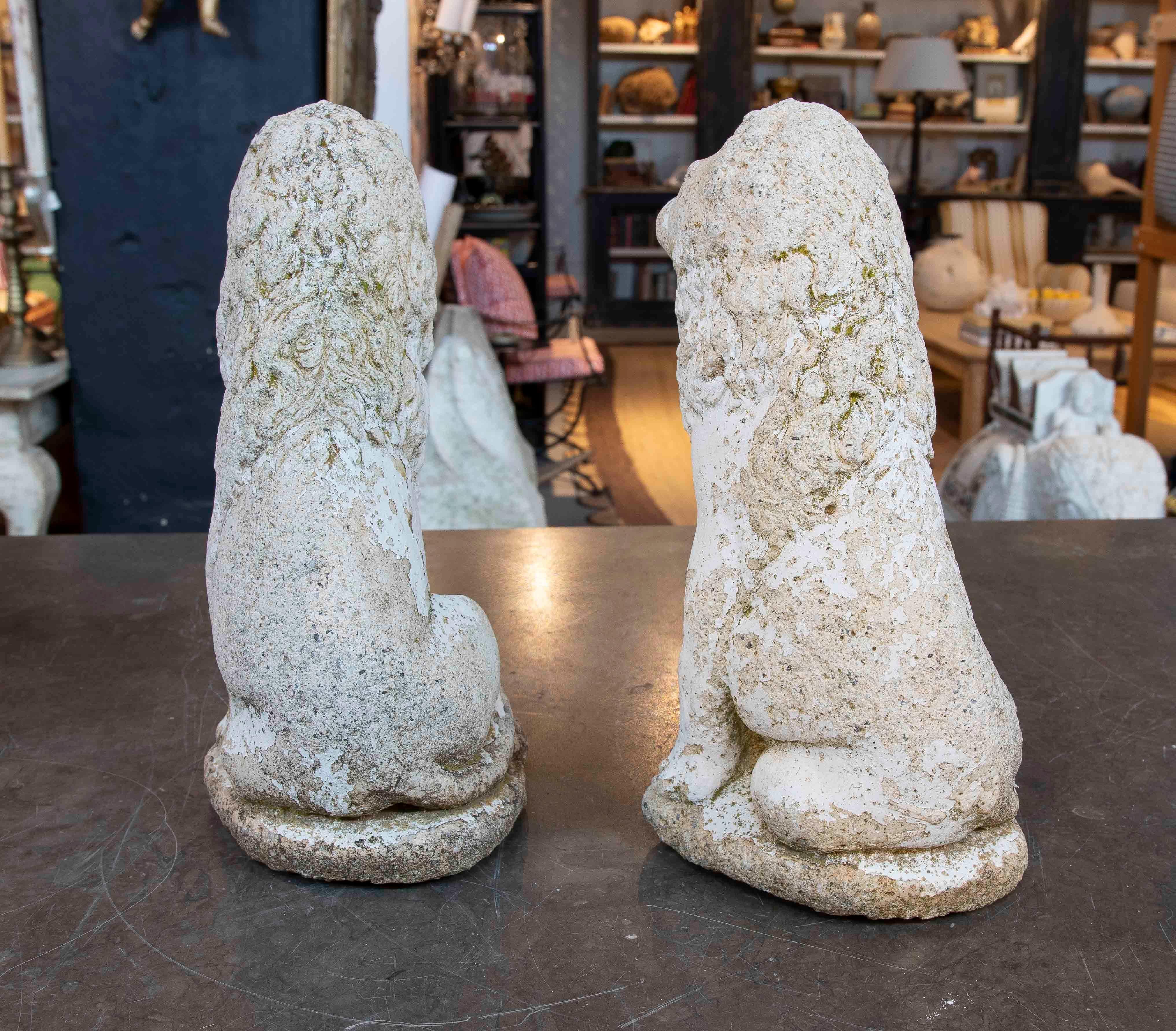1970s Pair of Cement Lions with Antique Patina In Good Condition For Sale In Marbella, ES