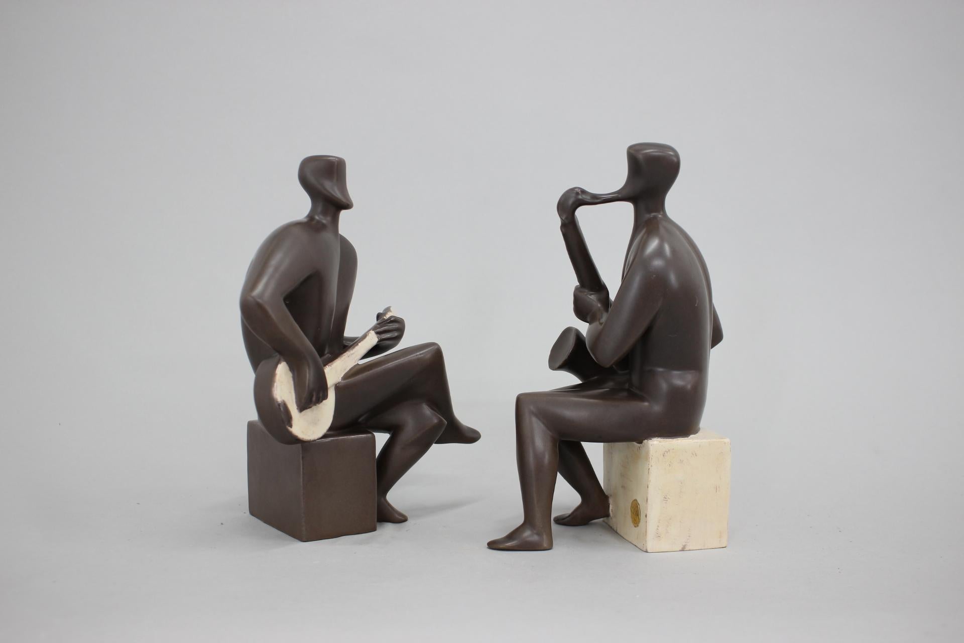 Mid-Century Modern 1970s Pair of Ceramic Figurines of Musicians, Czechoslovakia For Sale