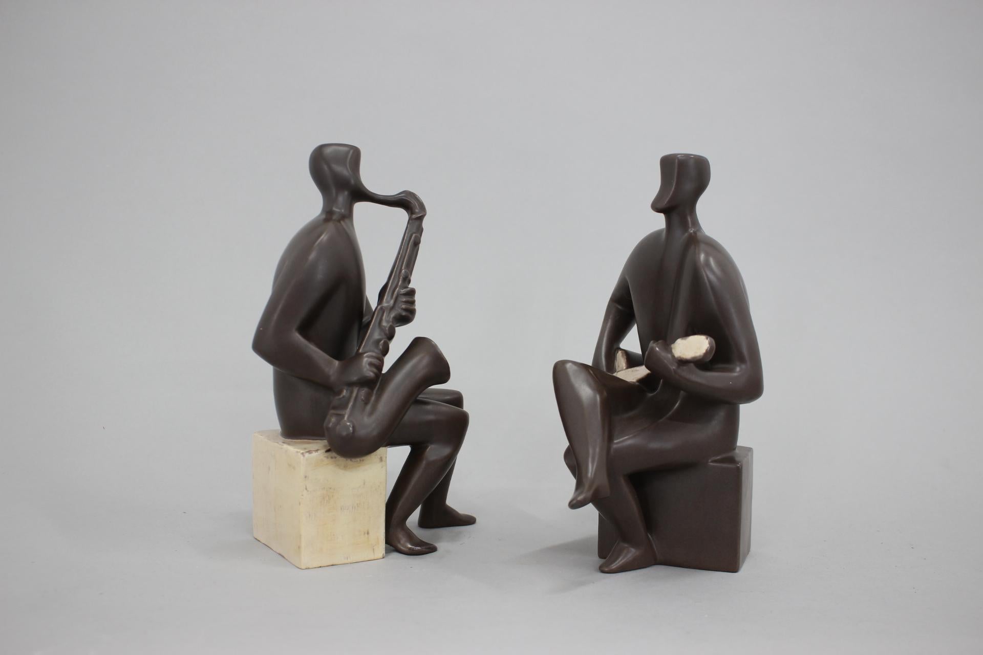 1970s Pair of Ceramic Figurines of Musicians, Czechoslovakia In Good Condition For Sale In Praha, CZ