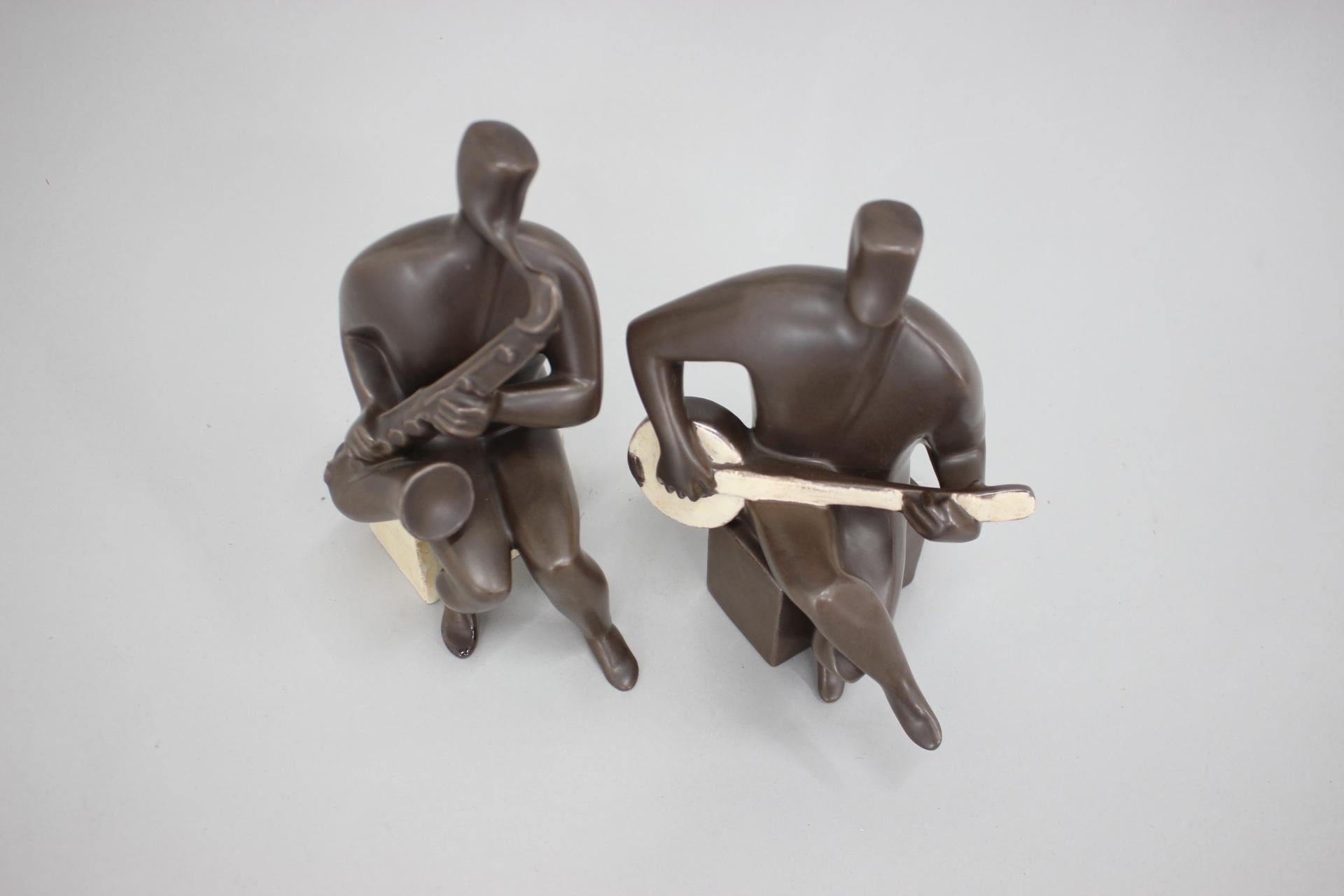 1970s Pair of Ceramic Figurines of Musicians, Czechoslovakia For Sale 1