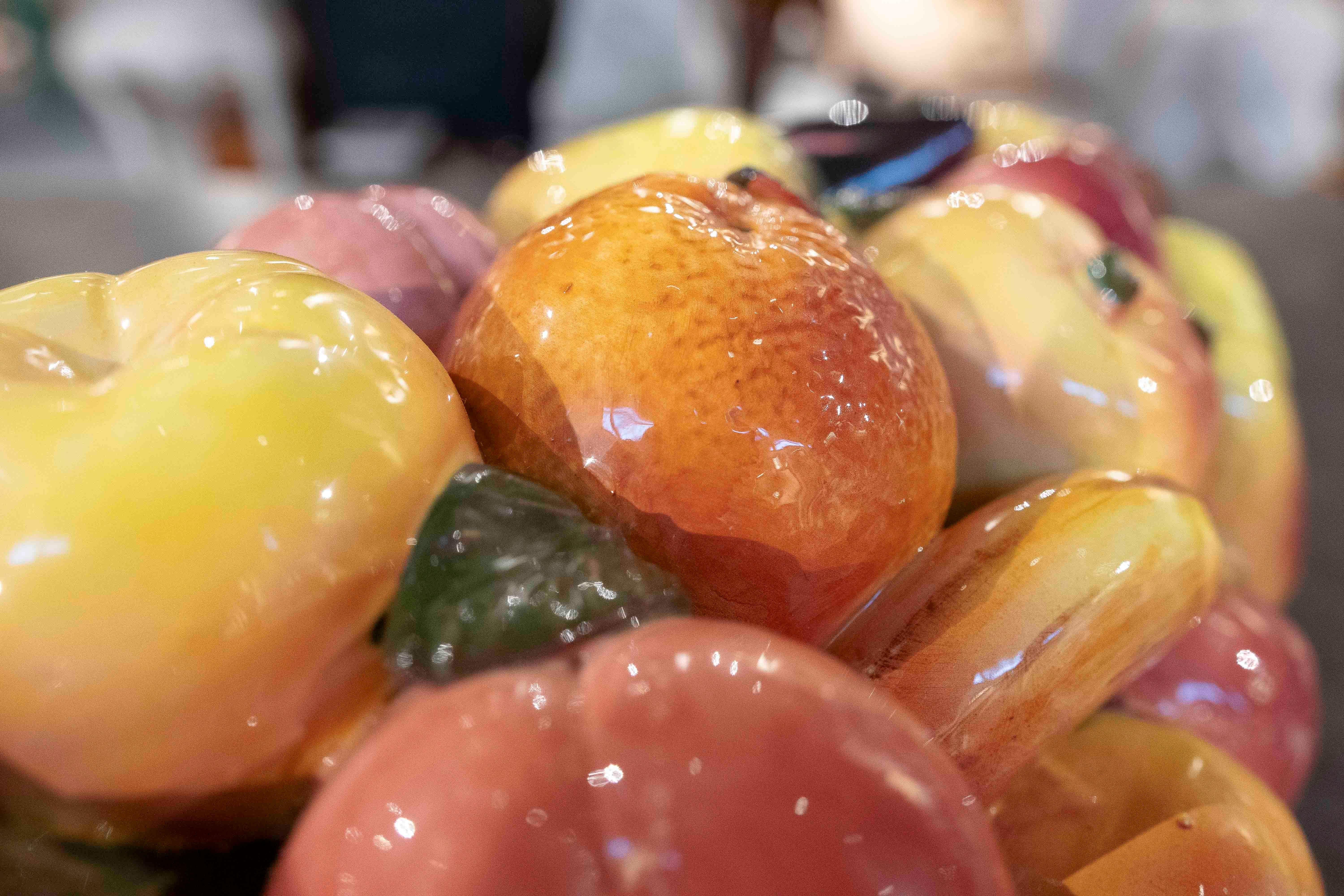 Paire d'appliques murales en céramique des années 1970 avec des fruits émaillés peints à la main en vente 6