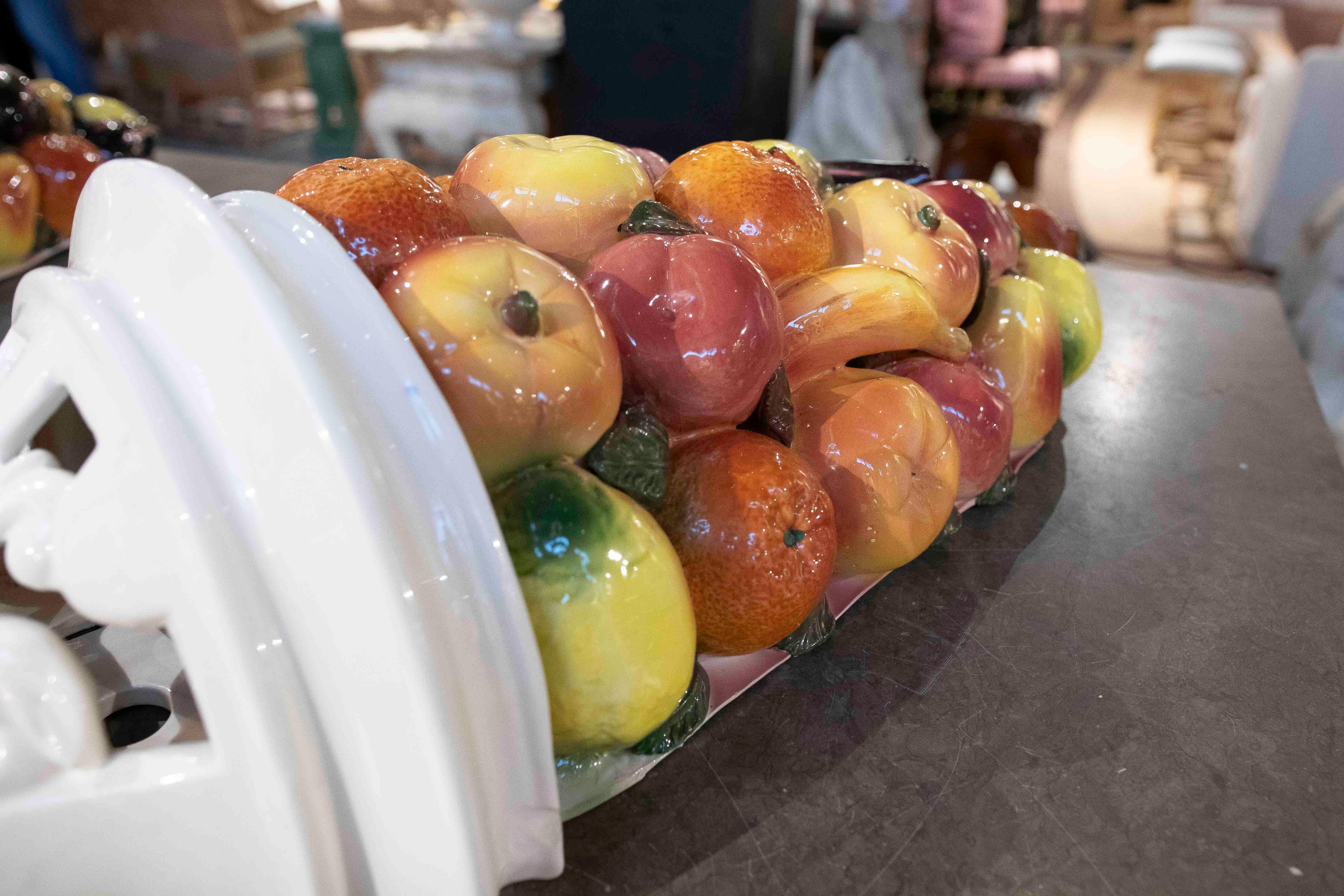 Paire d'appliques murales en céramique des années 1970 avec des fruits émaillés peints à la main en vente 8