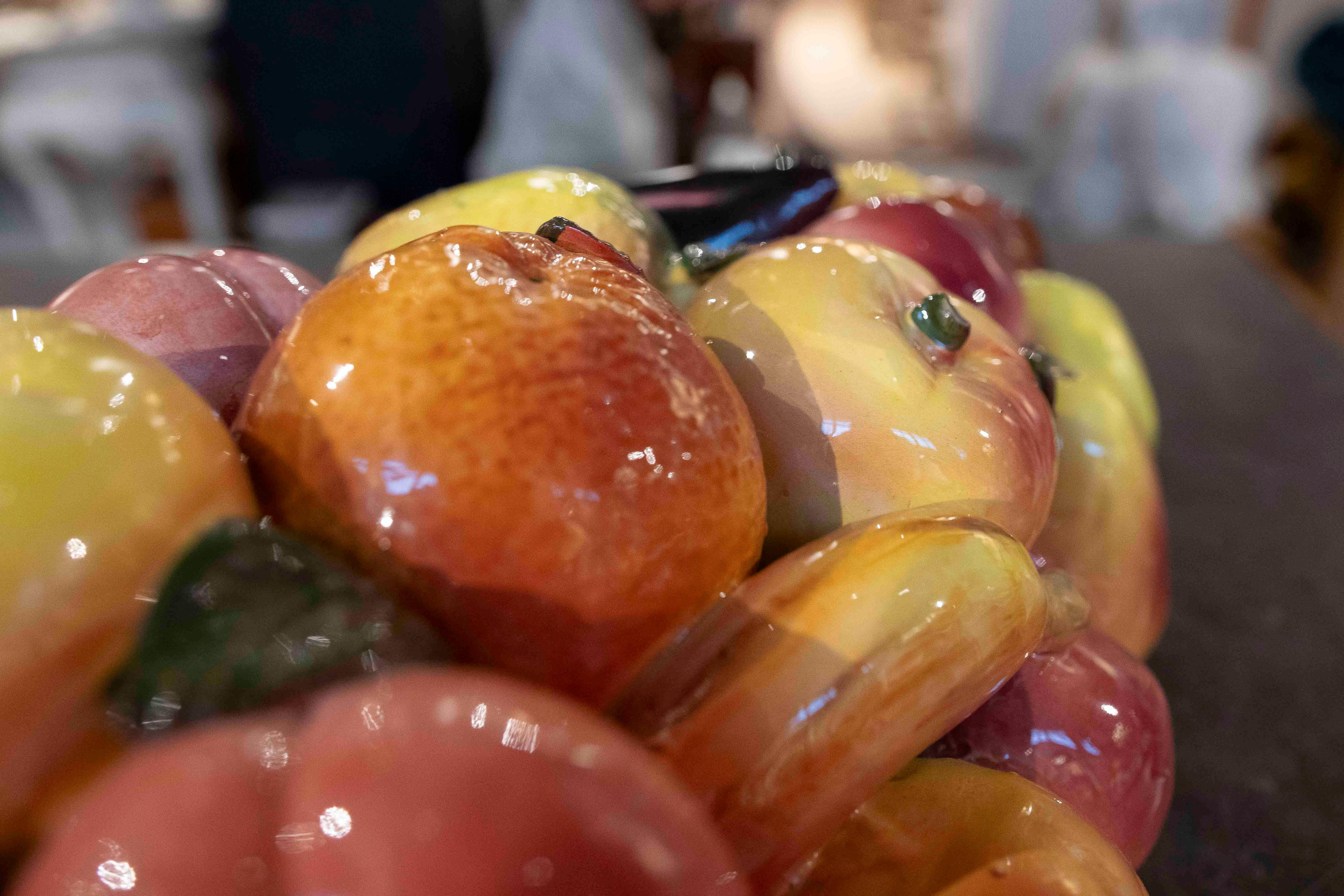 Paire d'appliques murales en céramique des années 1970 avec des fruits émaillés peints à la main en vente 10
