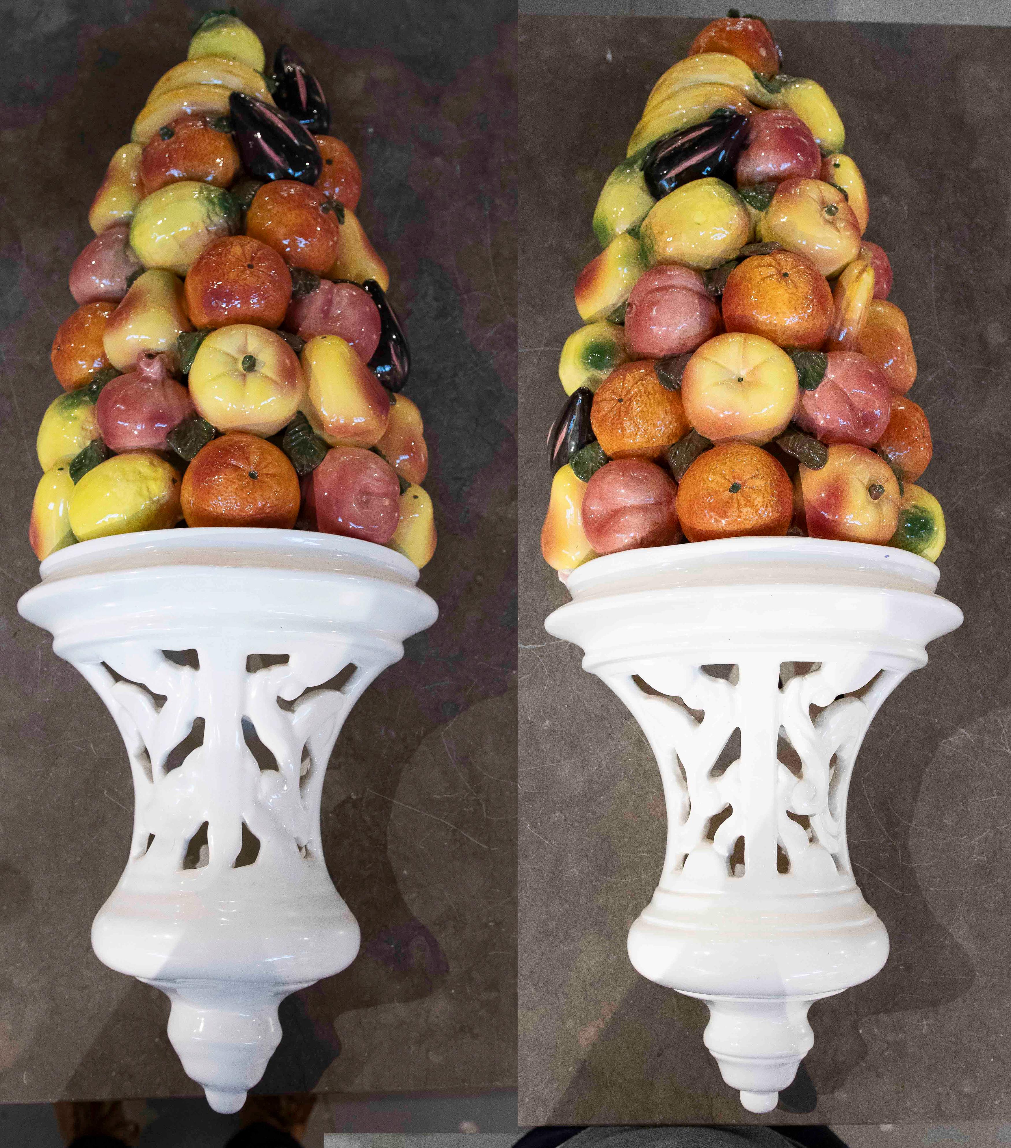 Espagnol Paire d'appliques murales en céramique des années 1970 avec des fruits émaillés peints à la main en vente