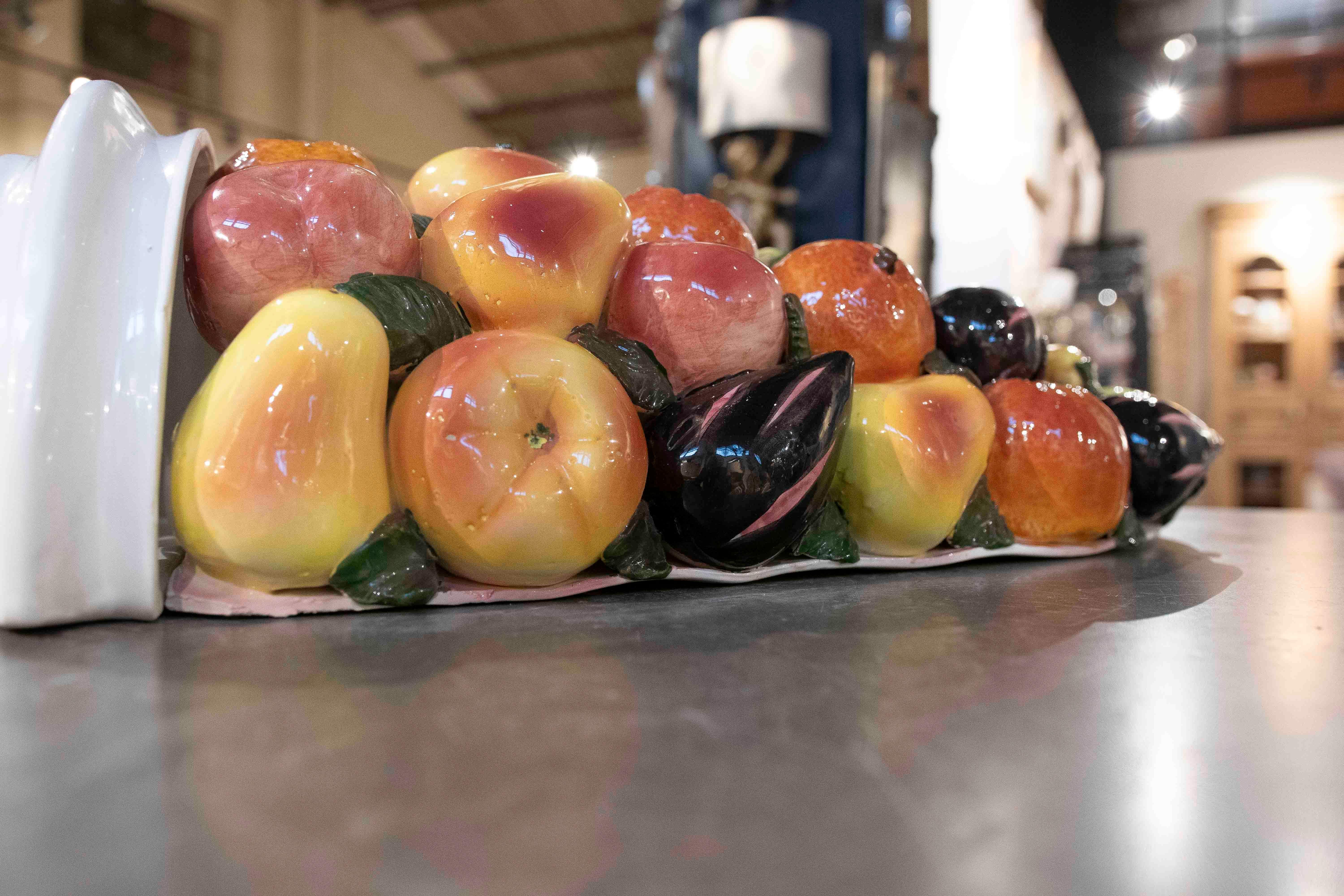 Paire d'appliques murales en céramique des années 1970 avec des fruits émaillés peints à la main en vente 1