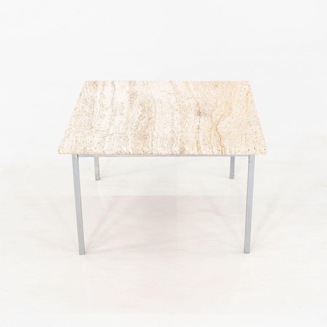 Si tratta di una coppia di tavolini in acciaio e travertino degli anni '70 attribuiti a Florence Knoll. I piani sono composti da travertino italiano splendidamente venato. Le basi sono in acciaio tubolare cromato e lucidato.
 Ogni tavolo misura 27