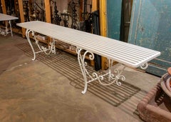 1970 Paire de bancs de jardin en fer forgé blanc de style classique