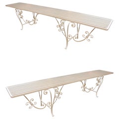 1970 Paire de bancs de jardin en fer forgé blanc de style classique