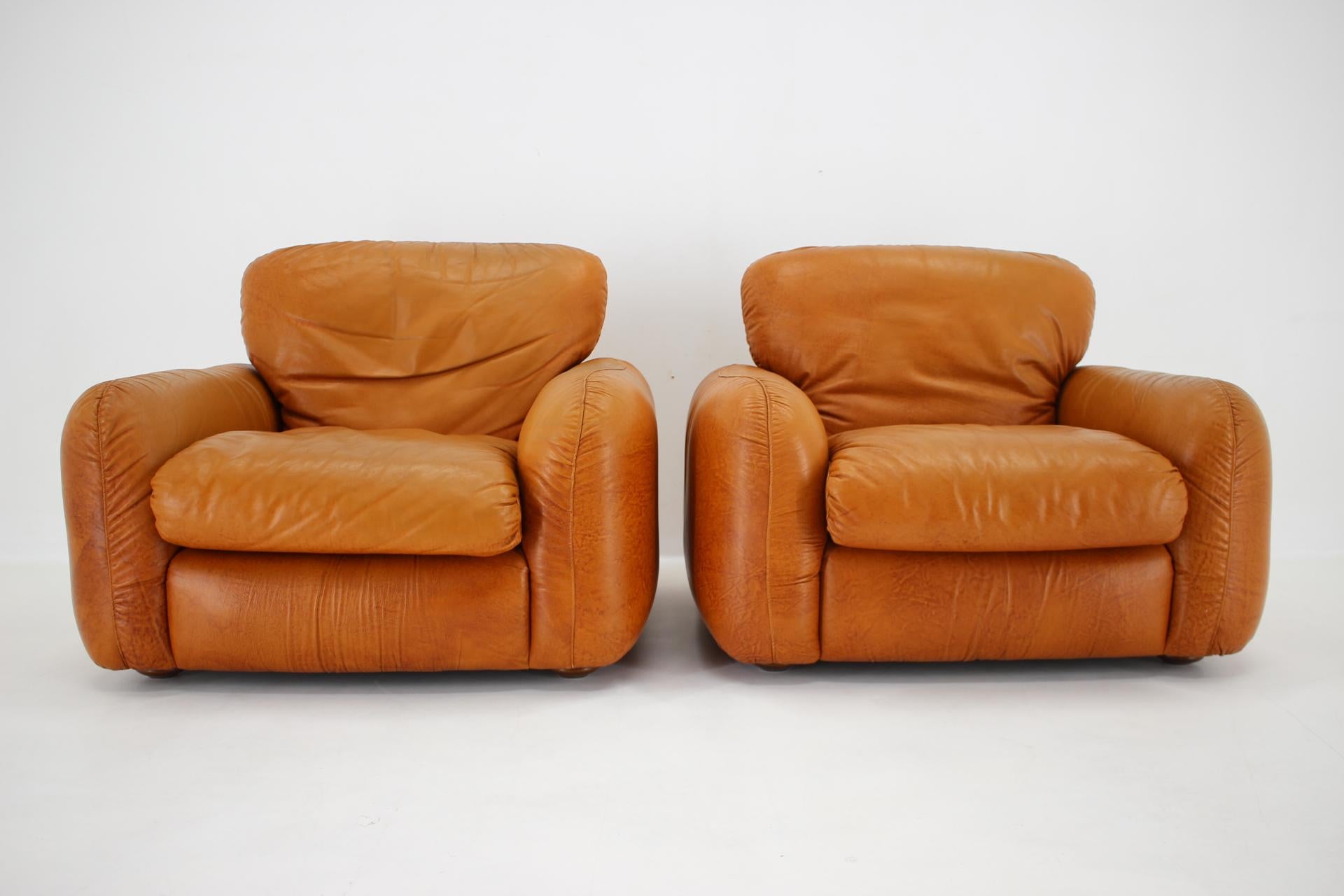 Mid-Century Modern 1970s Pair of Cognac Leather Italian Armchairs