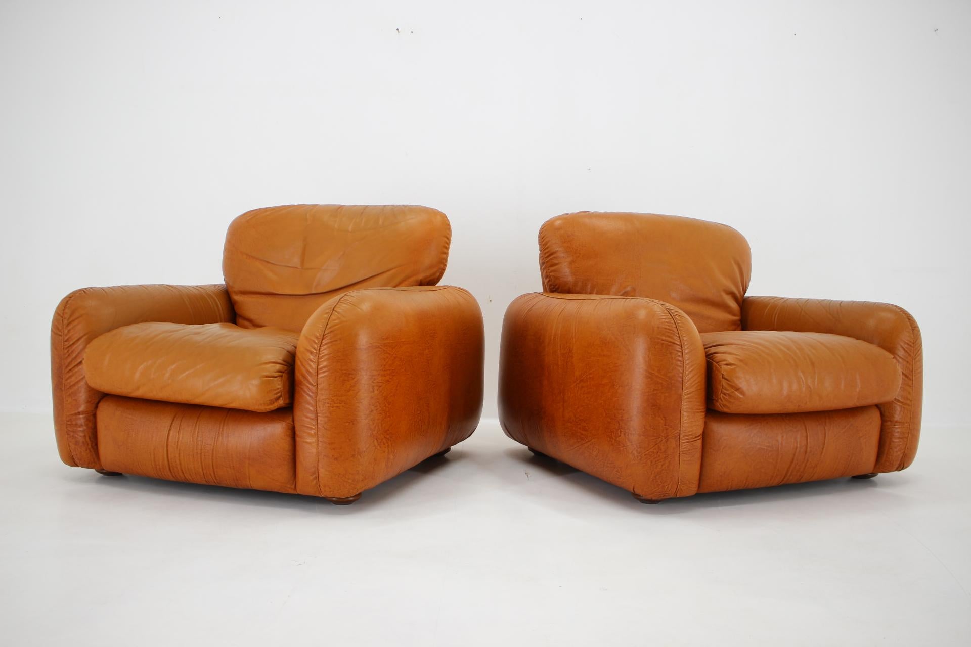 1970s Pair of Cognac Leather Italian Armchairs In Good Condition In Praha, CZ