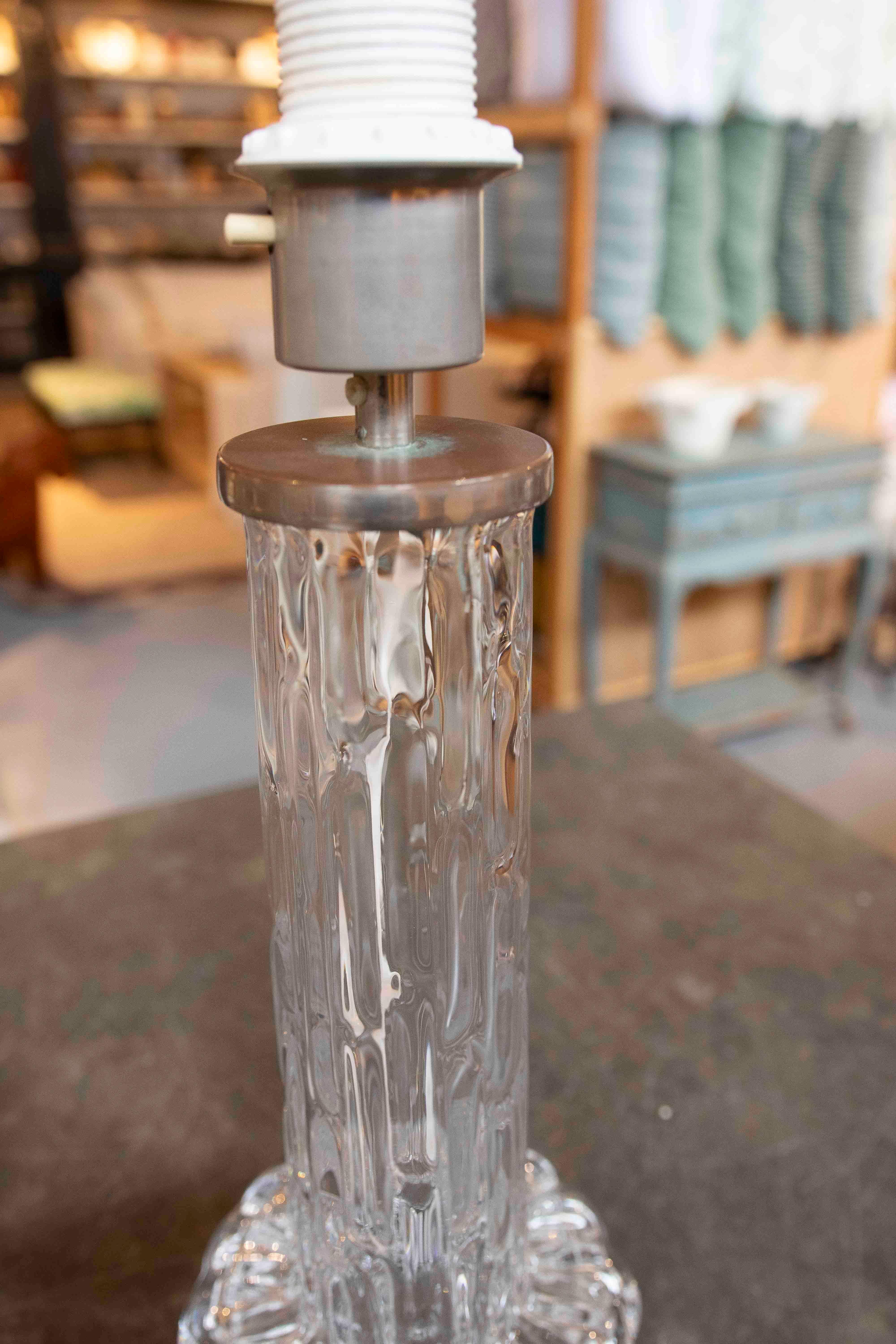 Paire de lampes de bureau en verre taillé des années 1970 par Carl Fagerlund pour Orrefors en vente 4