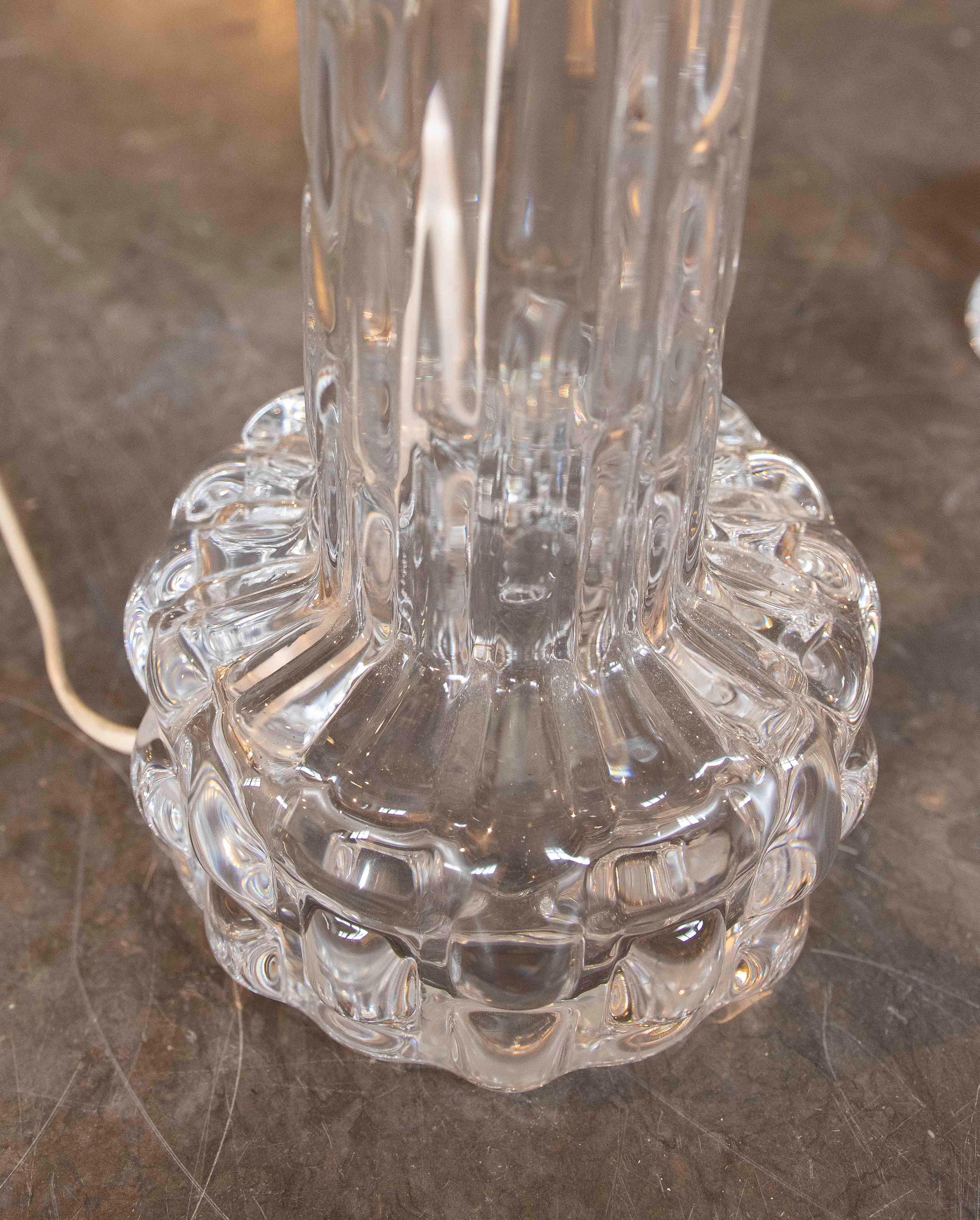 Paire de lampes de bureau en verre taillé des années 1970 par Carl Fagerlund pour Orrefors en vente 1
