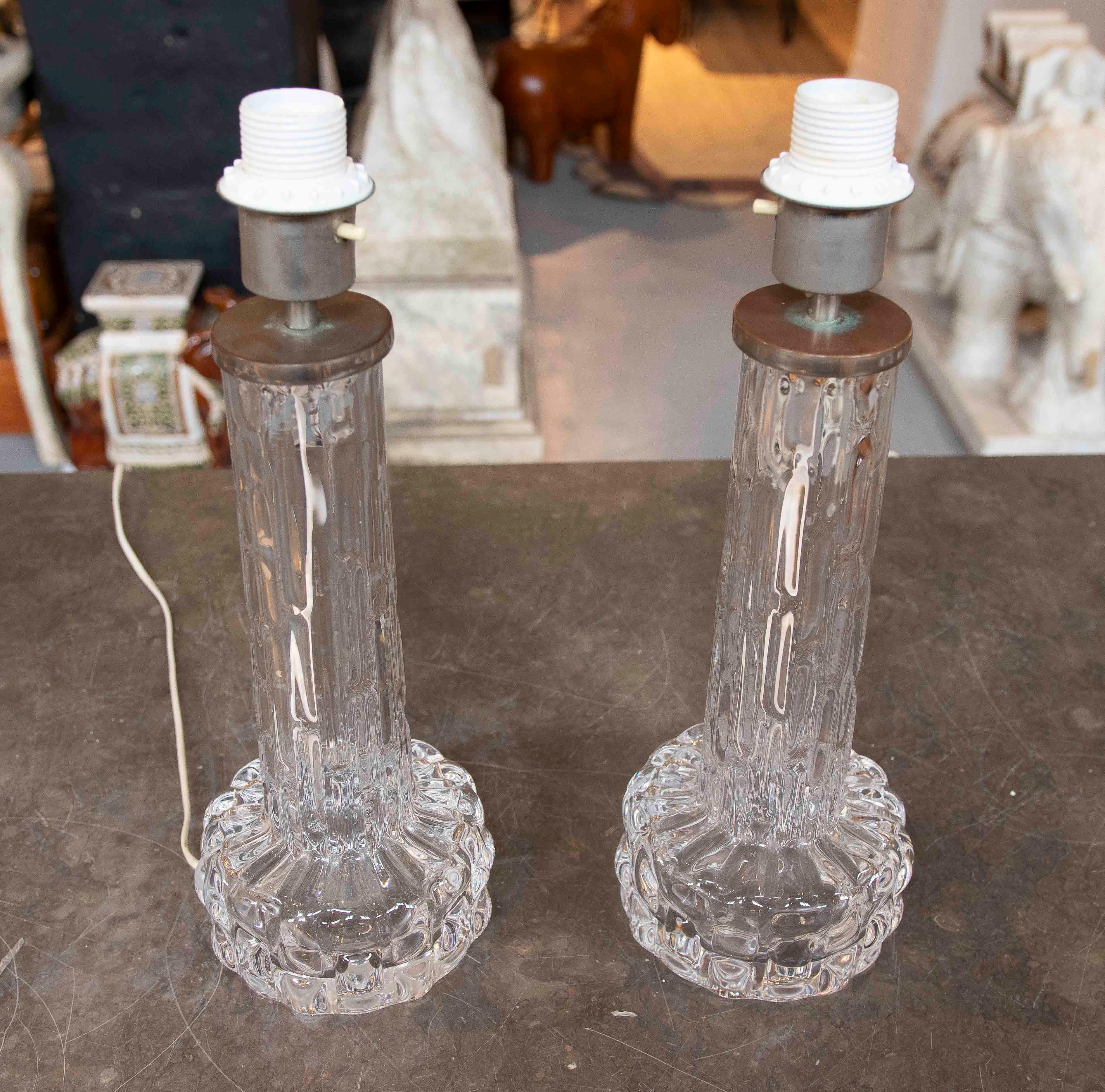 Paire de lampes de bureau en verre taillé des années 1970 par Carl Fagerlund pour Orrefors en vente 2