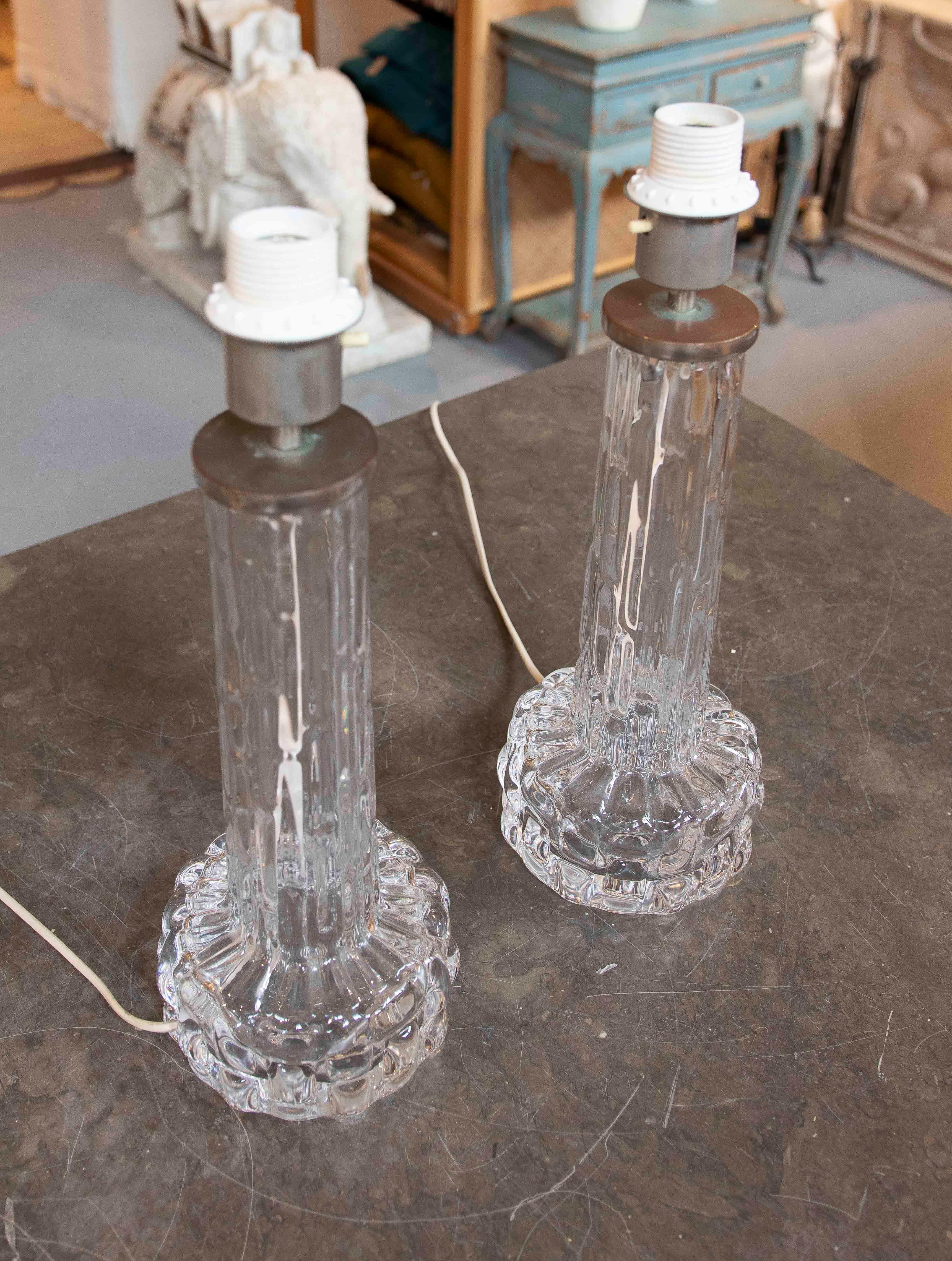 Paire de lampes de bureau en verre taillé des années 1970 par Carl Fagerlund pour Orrefors en vente 3