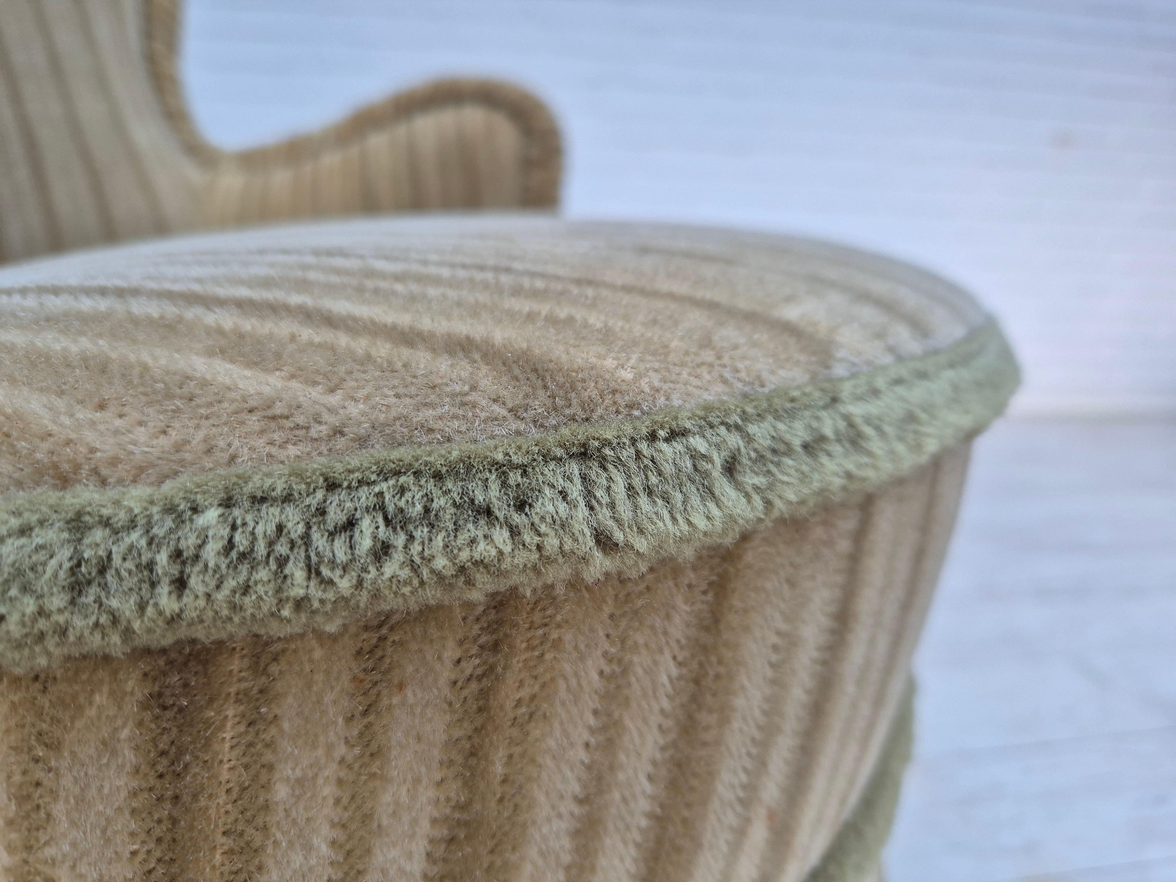 Paire de fauteuils danois des années 1970, état d'origine, velours de meuble vert. en vente 6