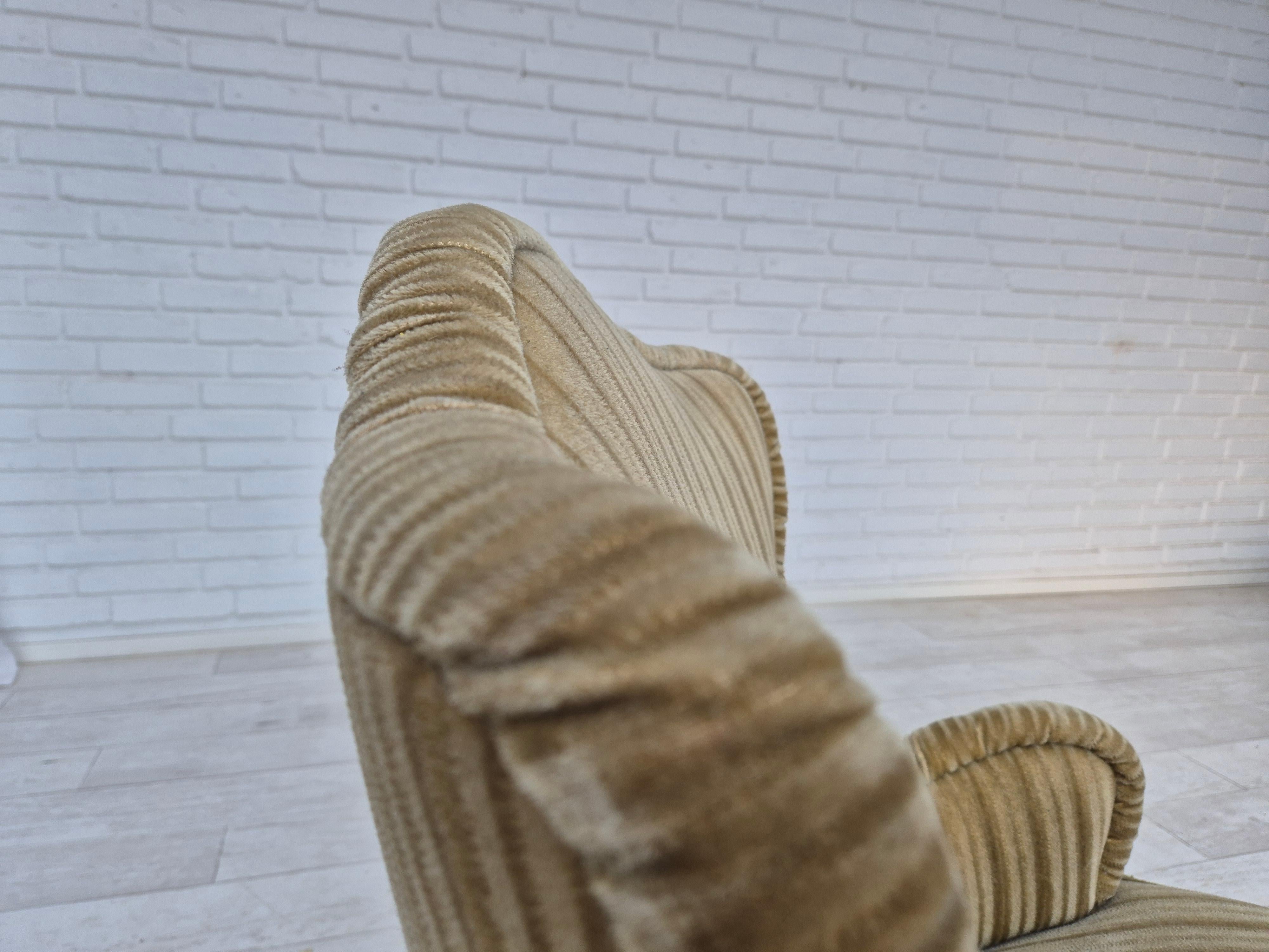 Paire de fauteuils danois des années 1970, état d'origine, velours de meuble vert. en vente 7