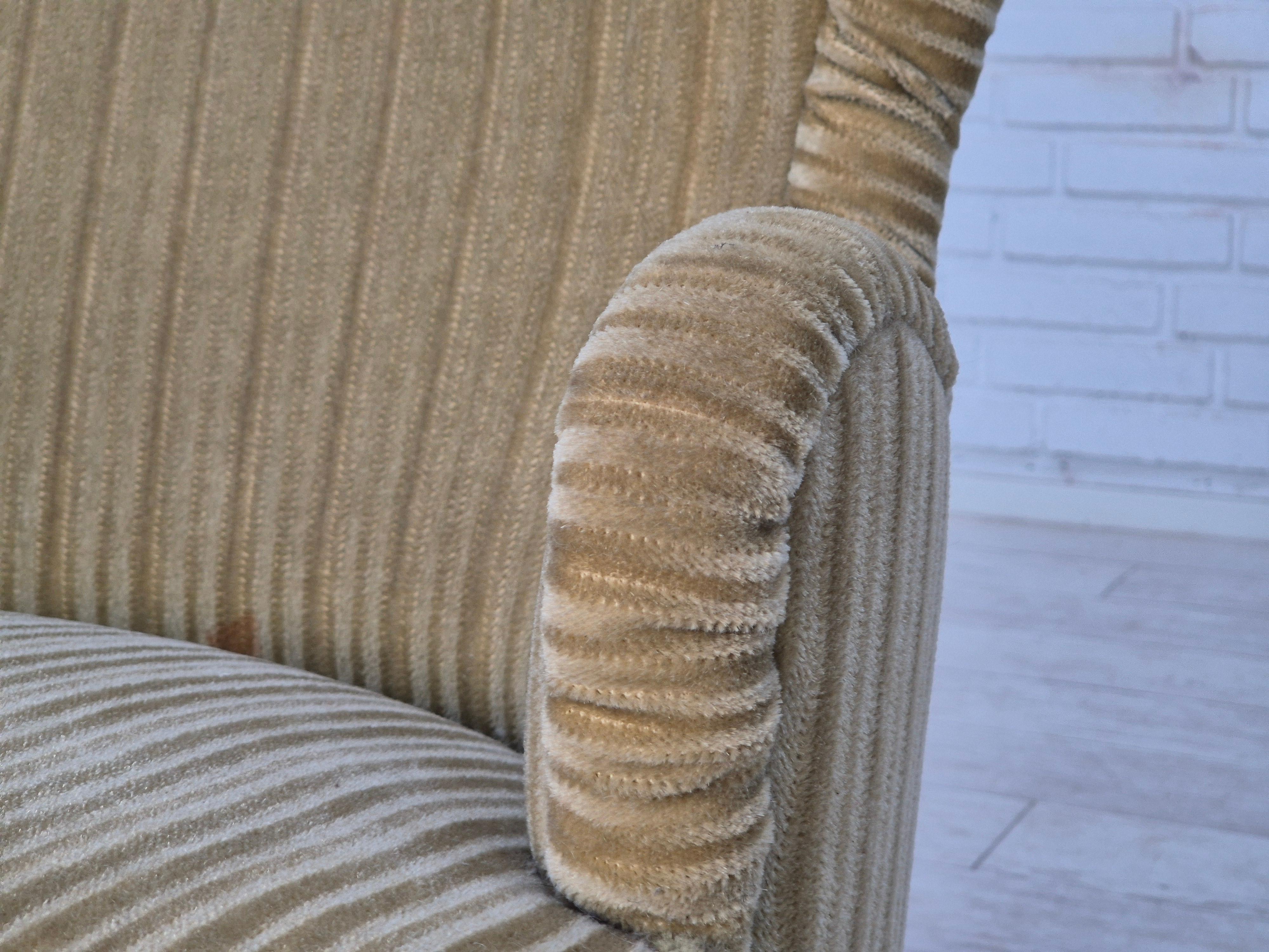 Paire de fauteuils danois des années 1970, état d'origine, velours de meuble vert. en vente 8