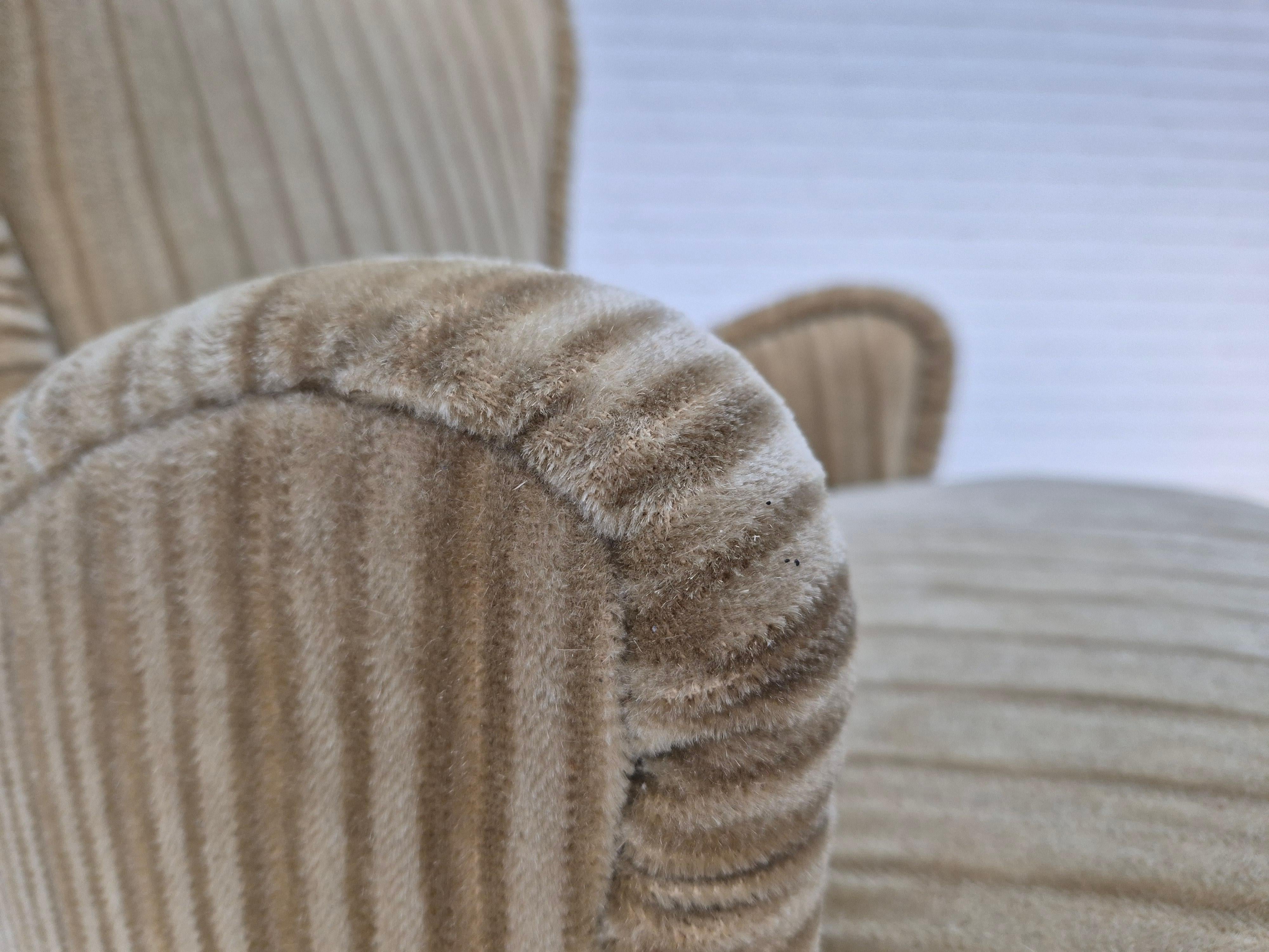 1970, paire de fauteuils danois. Très bon état d'origine : pas d'odeurs, pas de taches. Velours d'ameublement vert, pieds en bois de hêtre, ressorts dans l'assise. Fabriqué par un fabricant de meubles danois vers les années 1970. Les chaises ont été