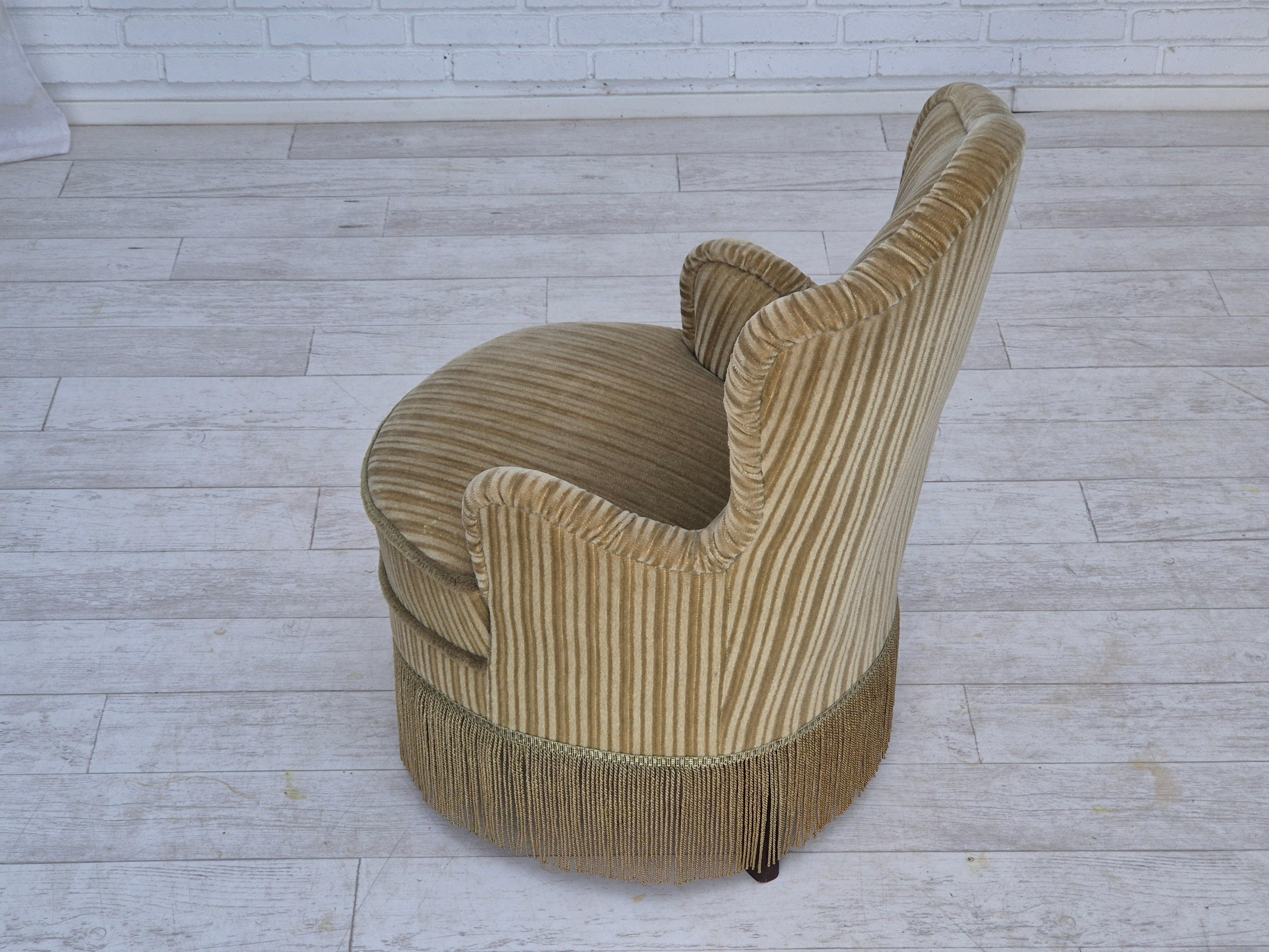 Danois Paire de fauteuils danois des années 1970, état d'origine, velours de meuble vert. en vente