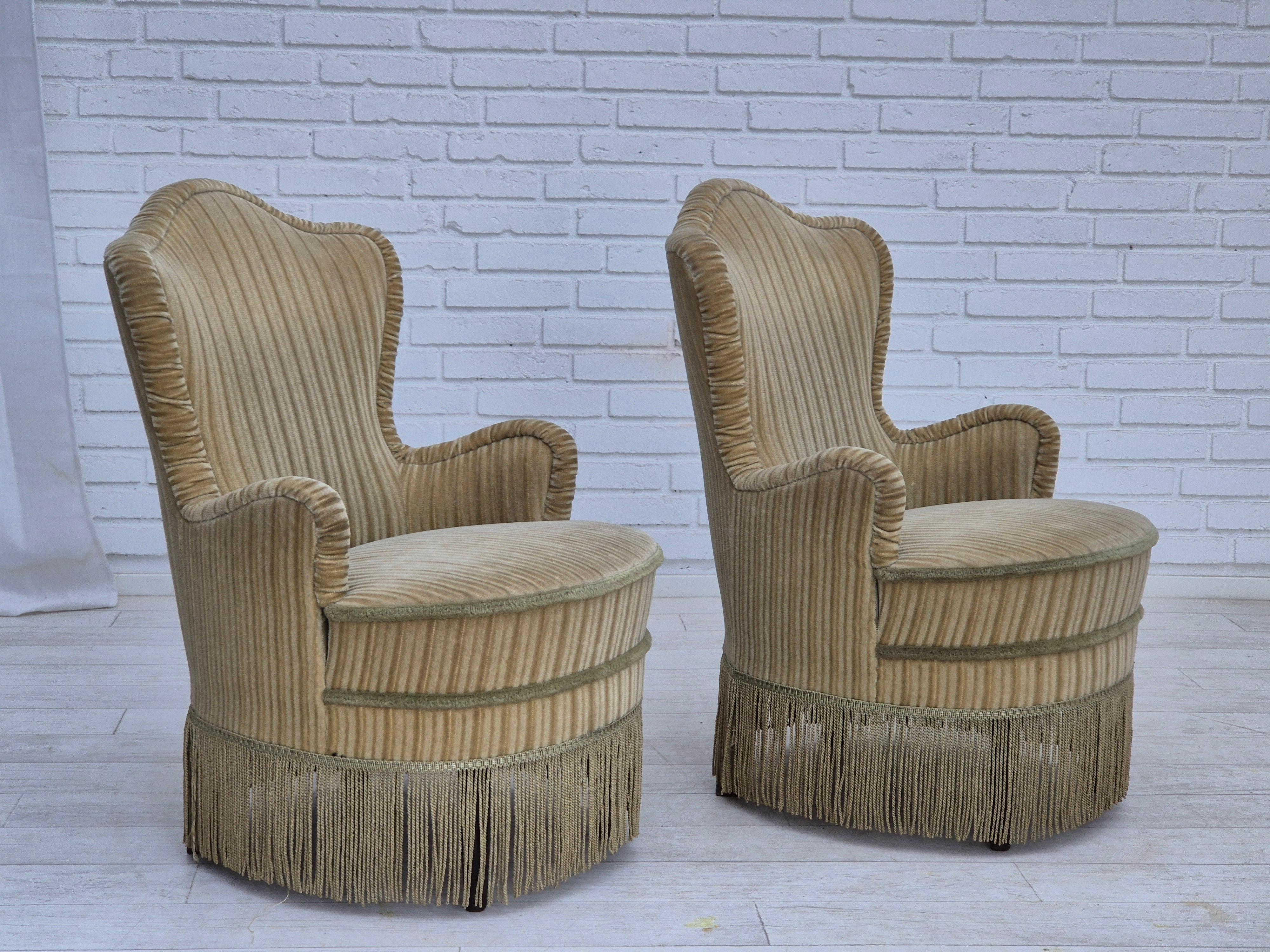 Paire de fauteuils danois des années 1970, état d'origine, velours de meuble vert. Bon état - En vente à Tarm, 82