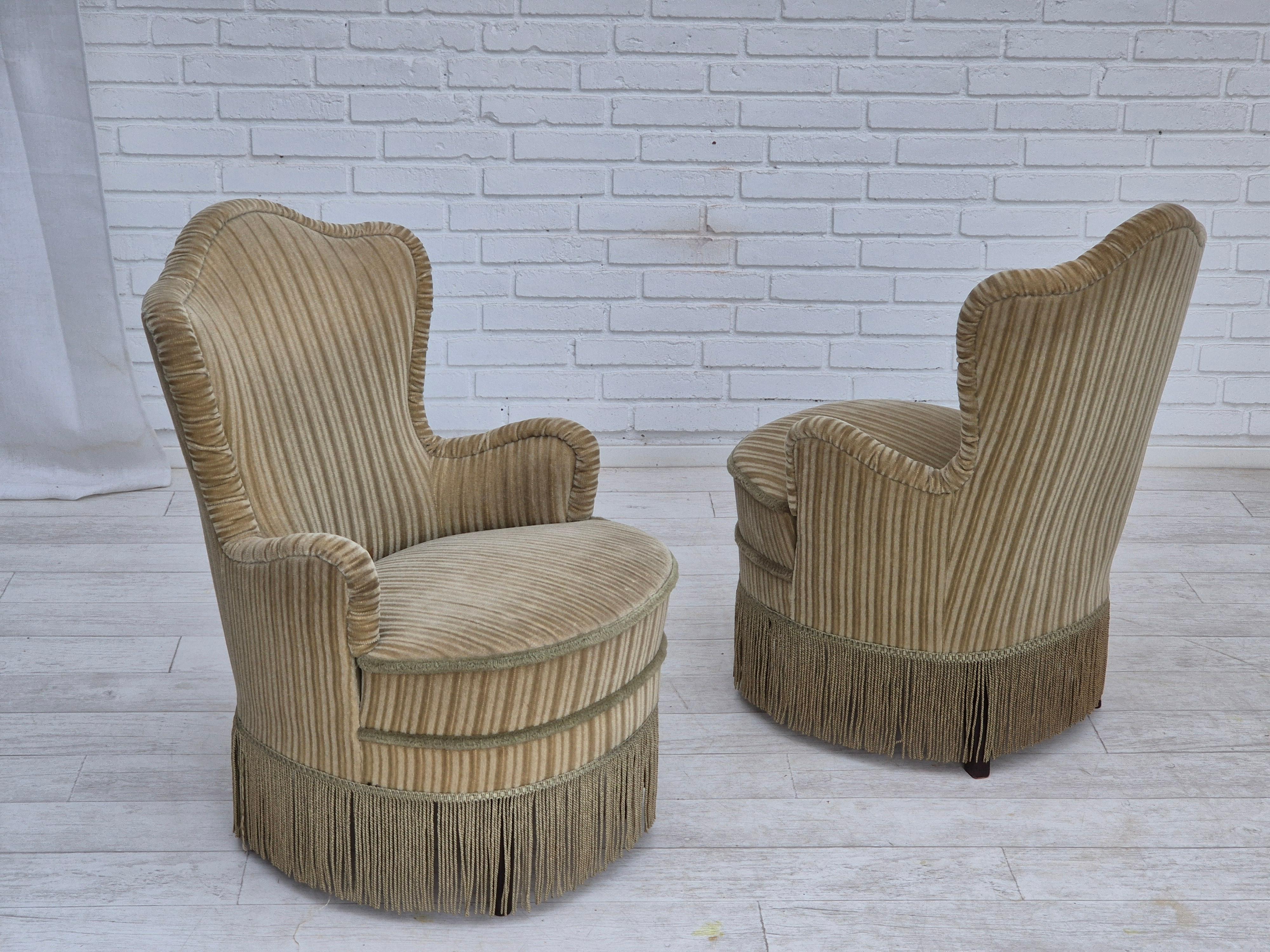 Milieu du XXe siècle Paire de fauteuils danois des années 1970, état d'origine, velours de meuble vert. en vente