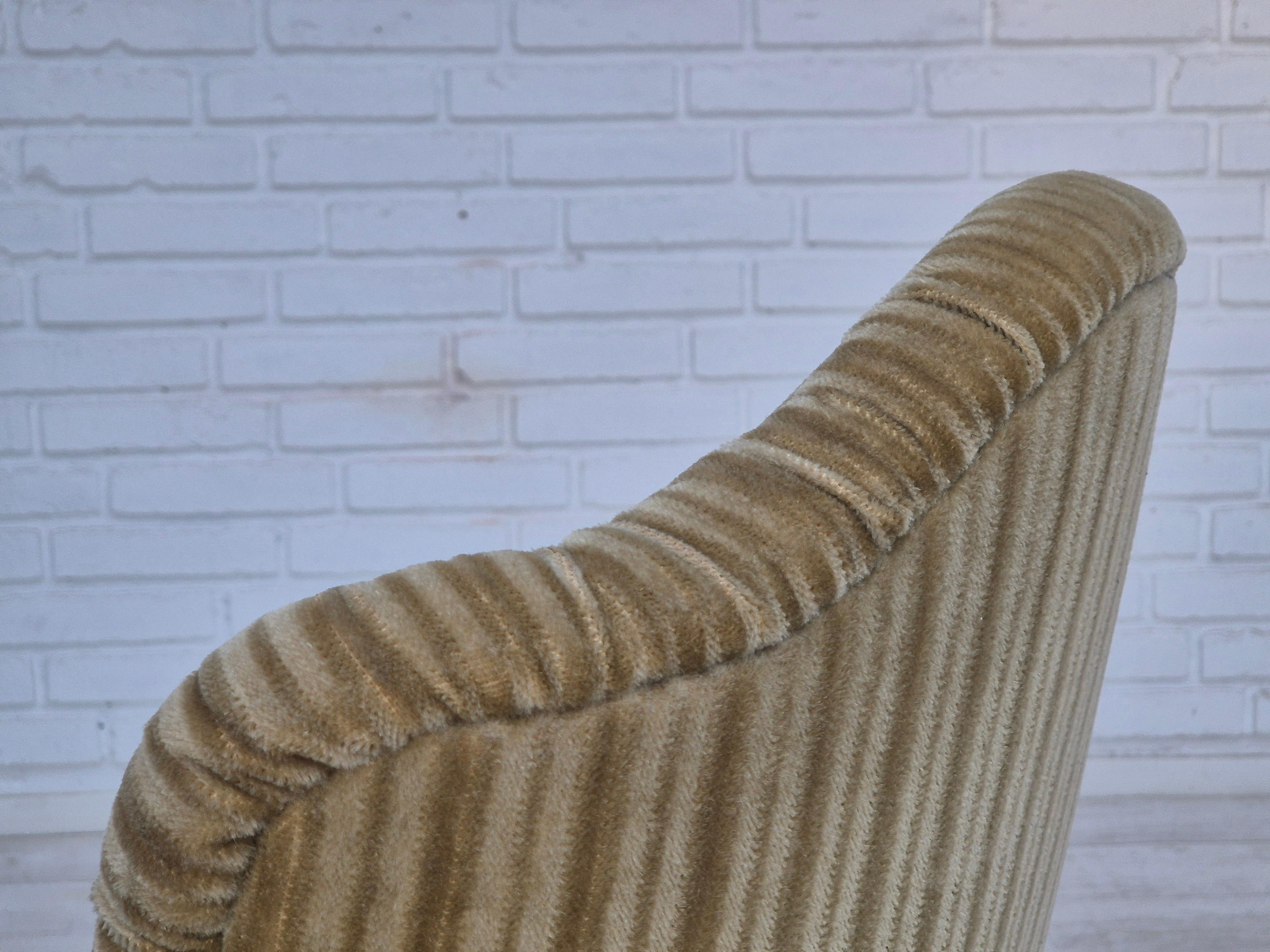 Paire de fauteuils danois des années 1970, état d'origine, velours de meuble vert. en vente 1