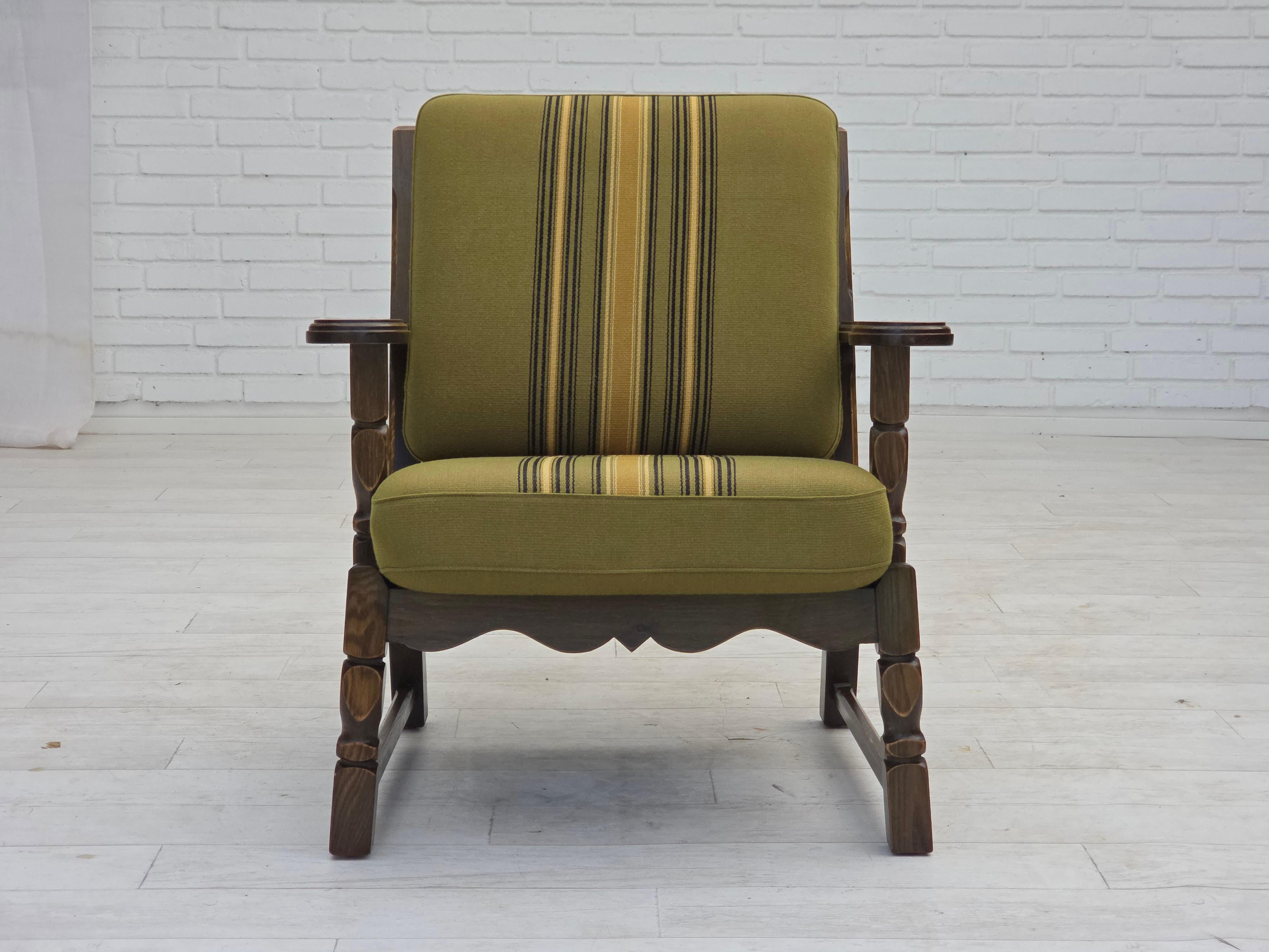 1970, paire de fauteuils danois, laine d'ameublement verte d'origine, bois de chêne massif. en vente 3