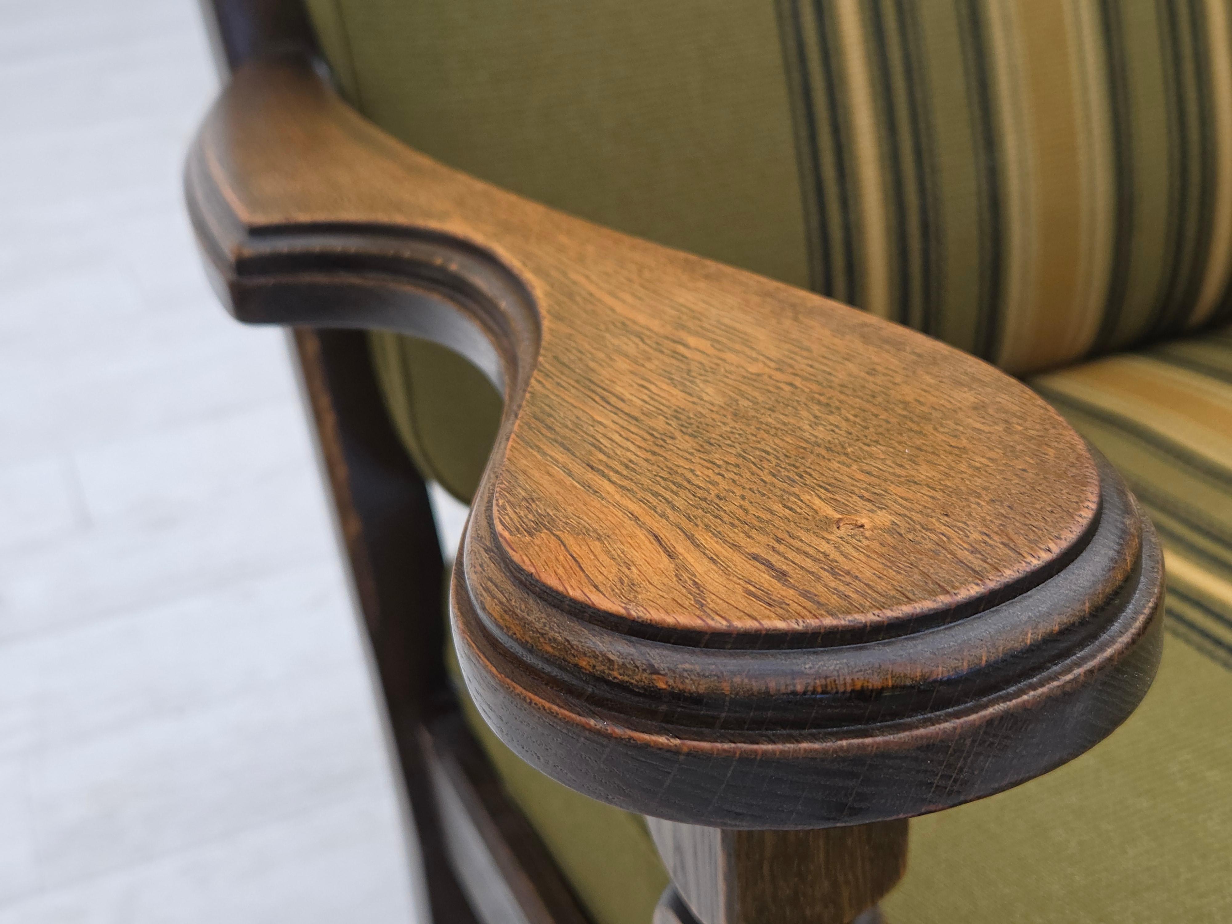 1970, paire de fauteuils danois, laine d'ameublement verte d'origine, bois de chêne massif. en vente 4