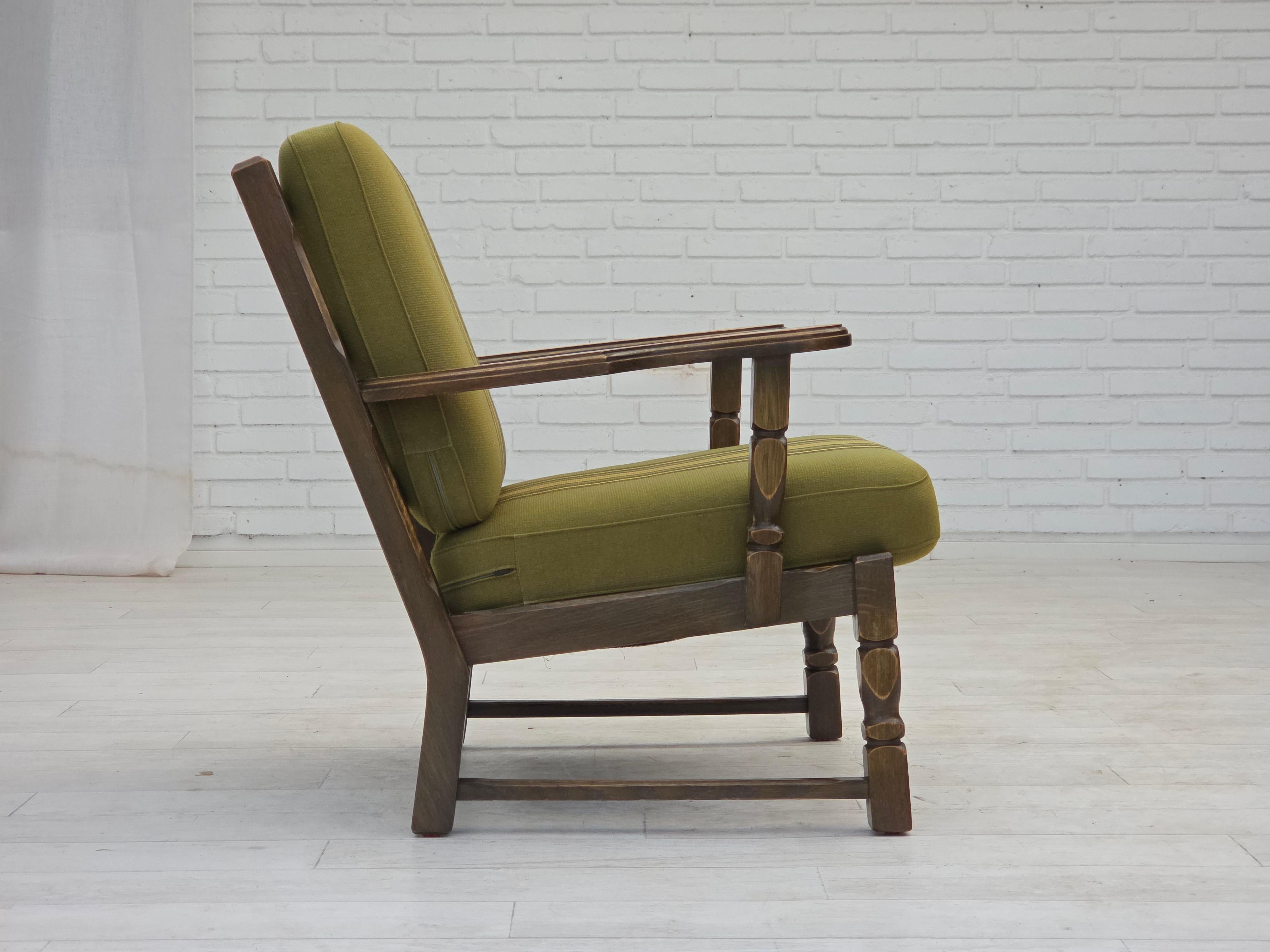 1970, paire de fauteuils danois, laine d'ameublement verte d'origine, bois de chêne massif. en vente 5