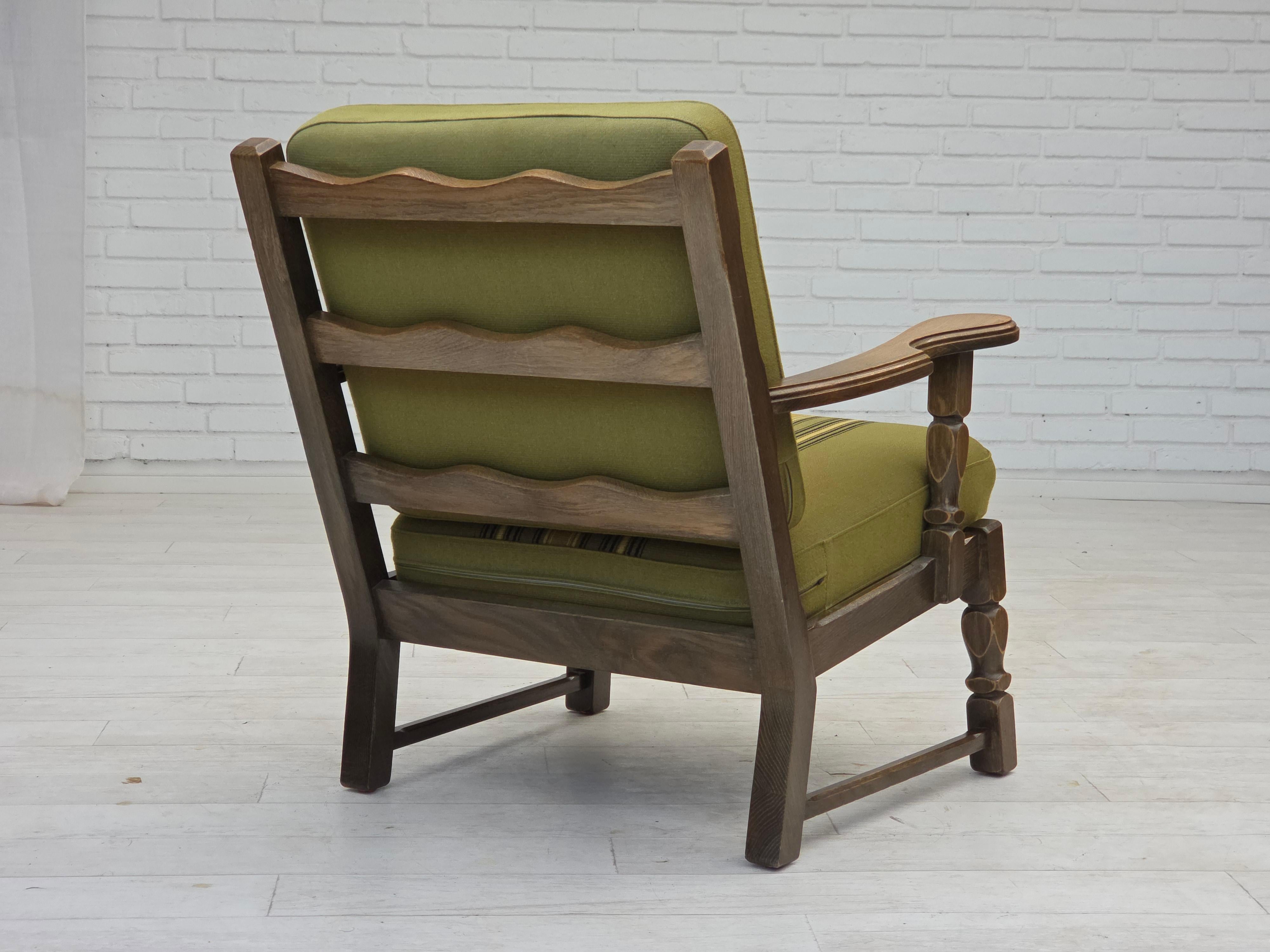 1970, paire de fauteuils danois, laine d'ameublement verte d'origine, bois de chêne massif. en vente 6