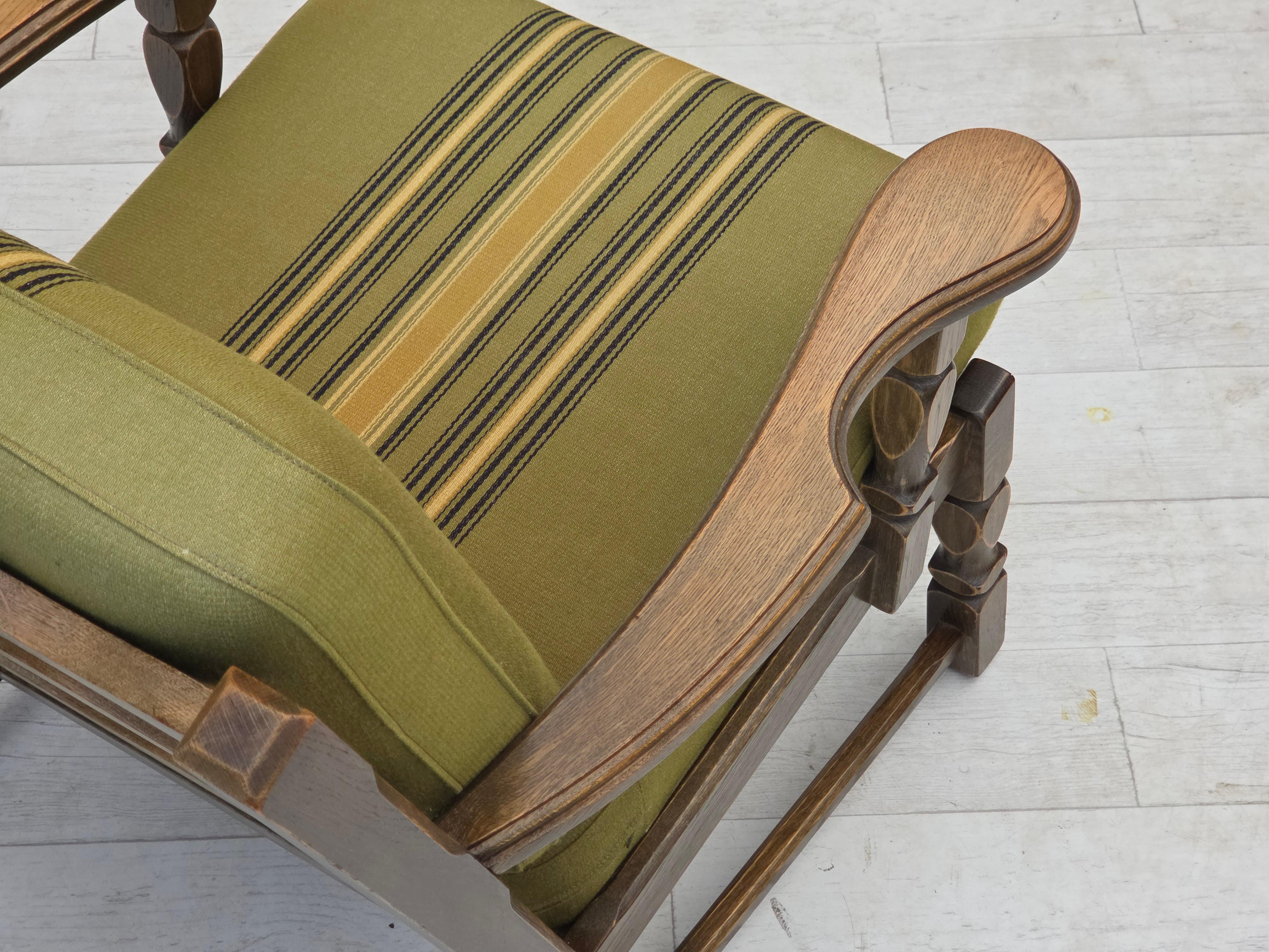 1970, paire de fauteuils danois, laine d'ameublement verte d'origine, bois de chêne massif. en vente 7
