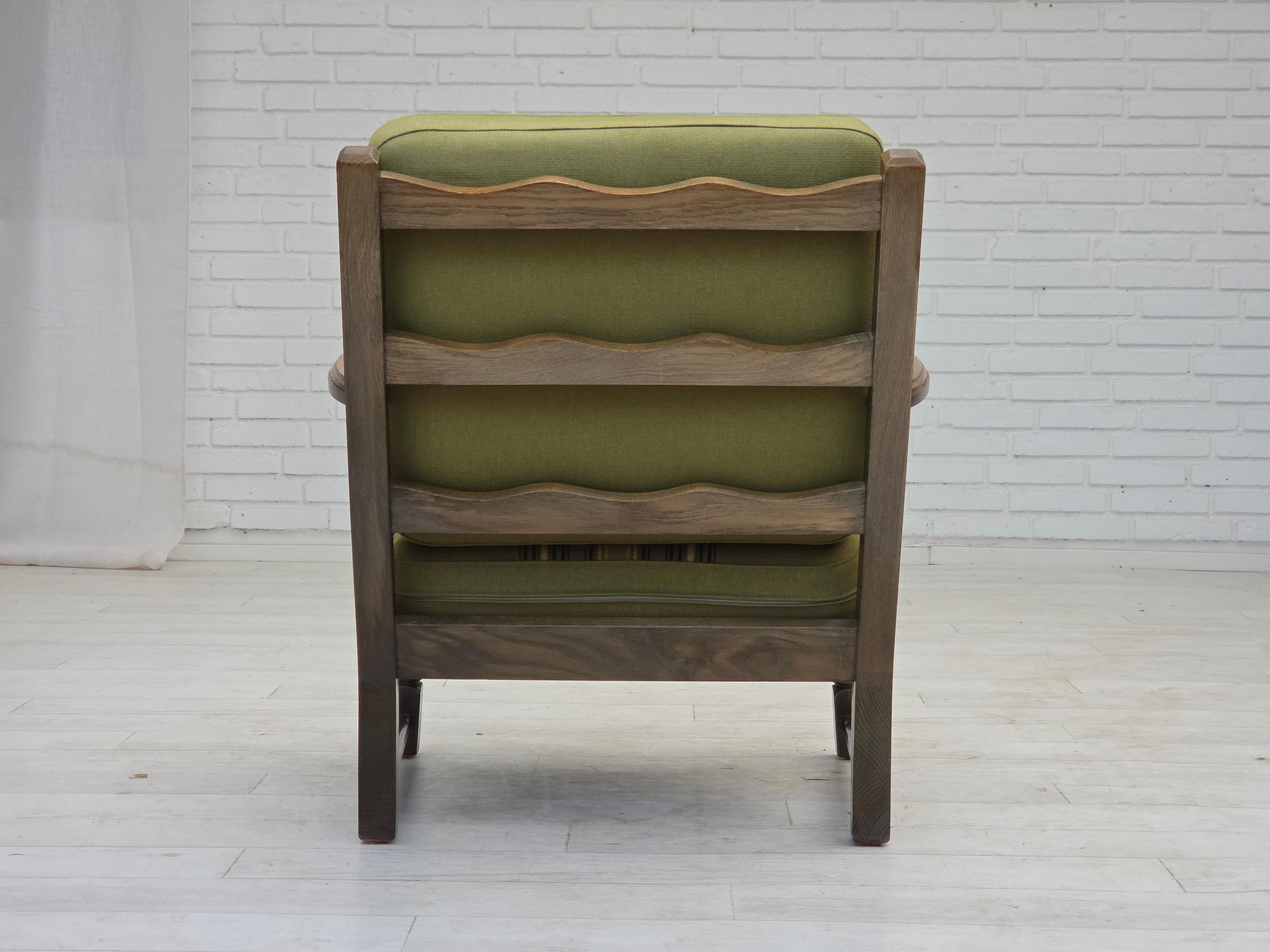 1970, paire de fauteuils danois, laine d'ameublement verte d'origine, bois de chêne massif. en vente 8