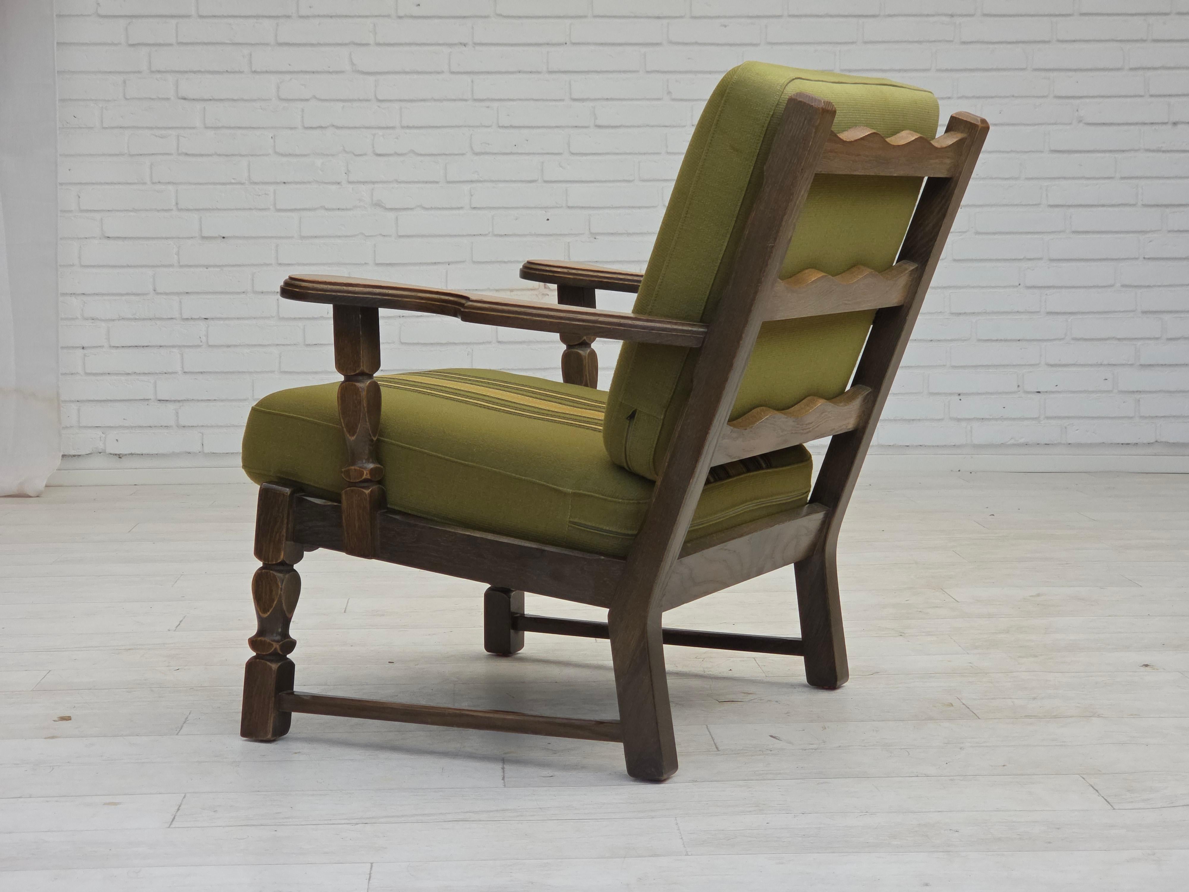1970, paire de fauteuils danois, laine d'ameublement verte d'origine, bois de chêne massif. en vente 9