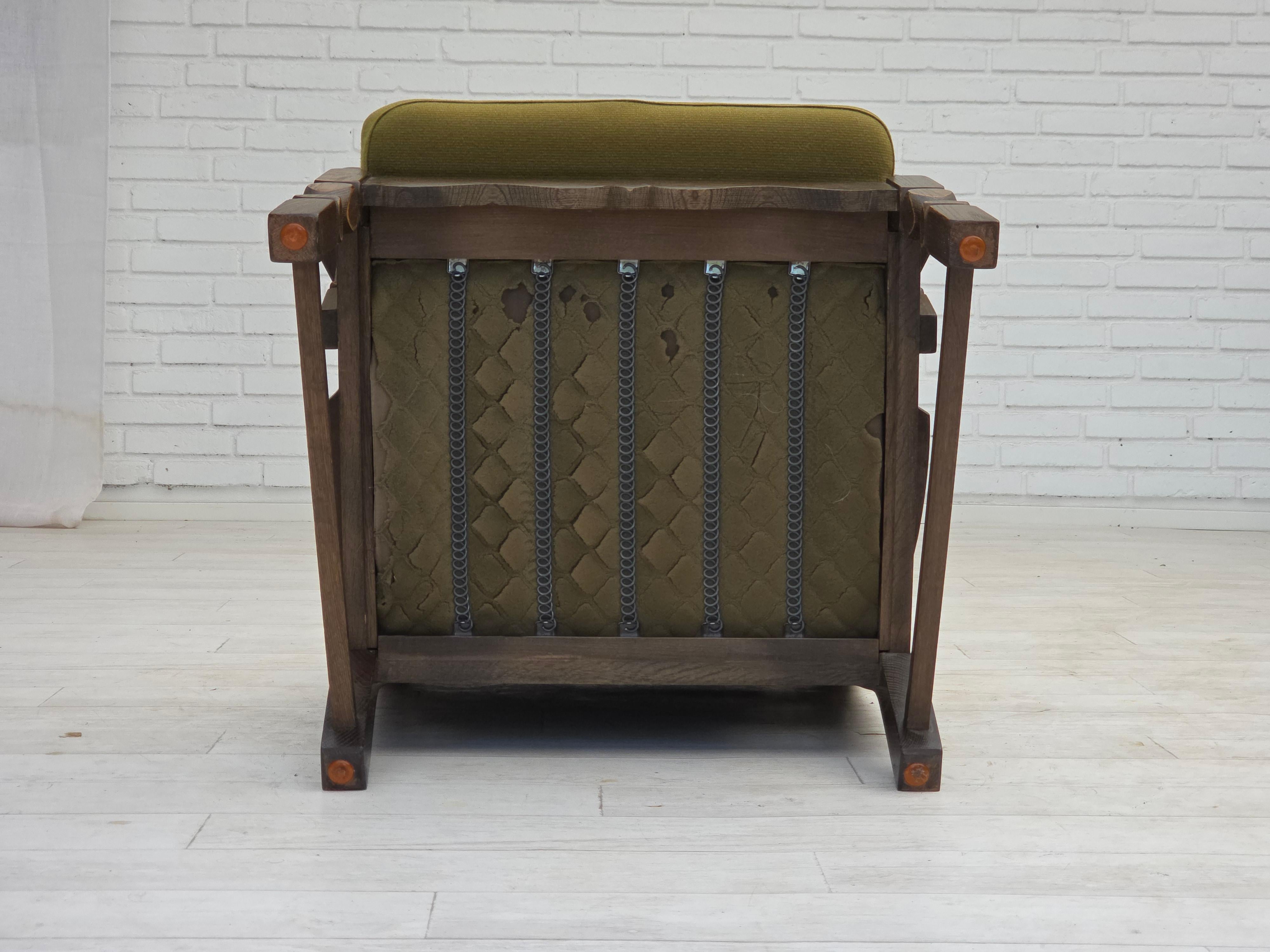 1970, paire de fauteuils danois, laine d'ameublement verte d'origine, bois de chêne massif. en vente 11