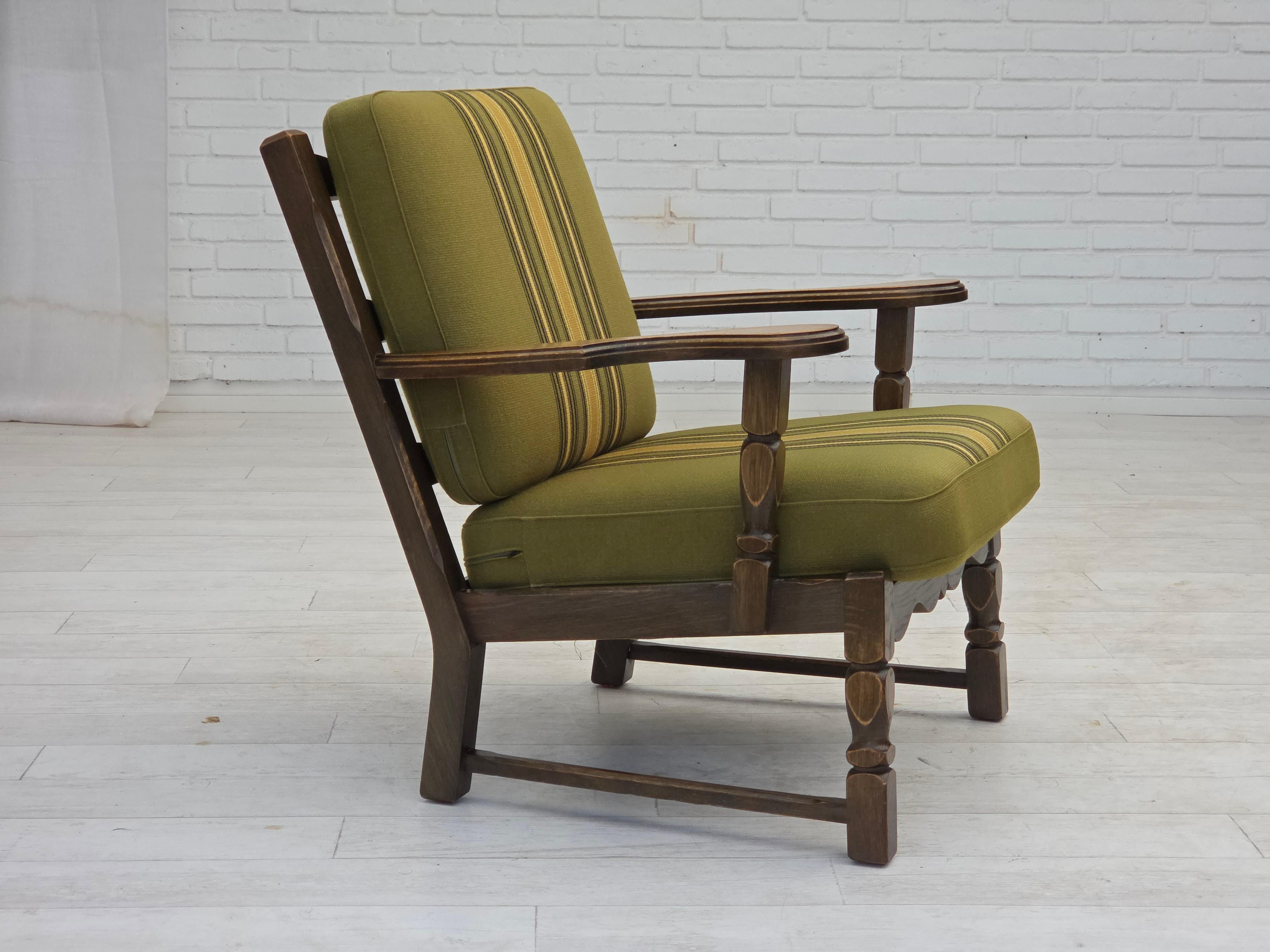 1970, paire de fauteuils danois. Meuble original en laine verte, bois de chêne massif, ressorts dans les coussins. Bon état d'origine : pas d'odeurs, pas de taches et construction stable. Fabriqué par un fabricant de meubles danois dans les années