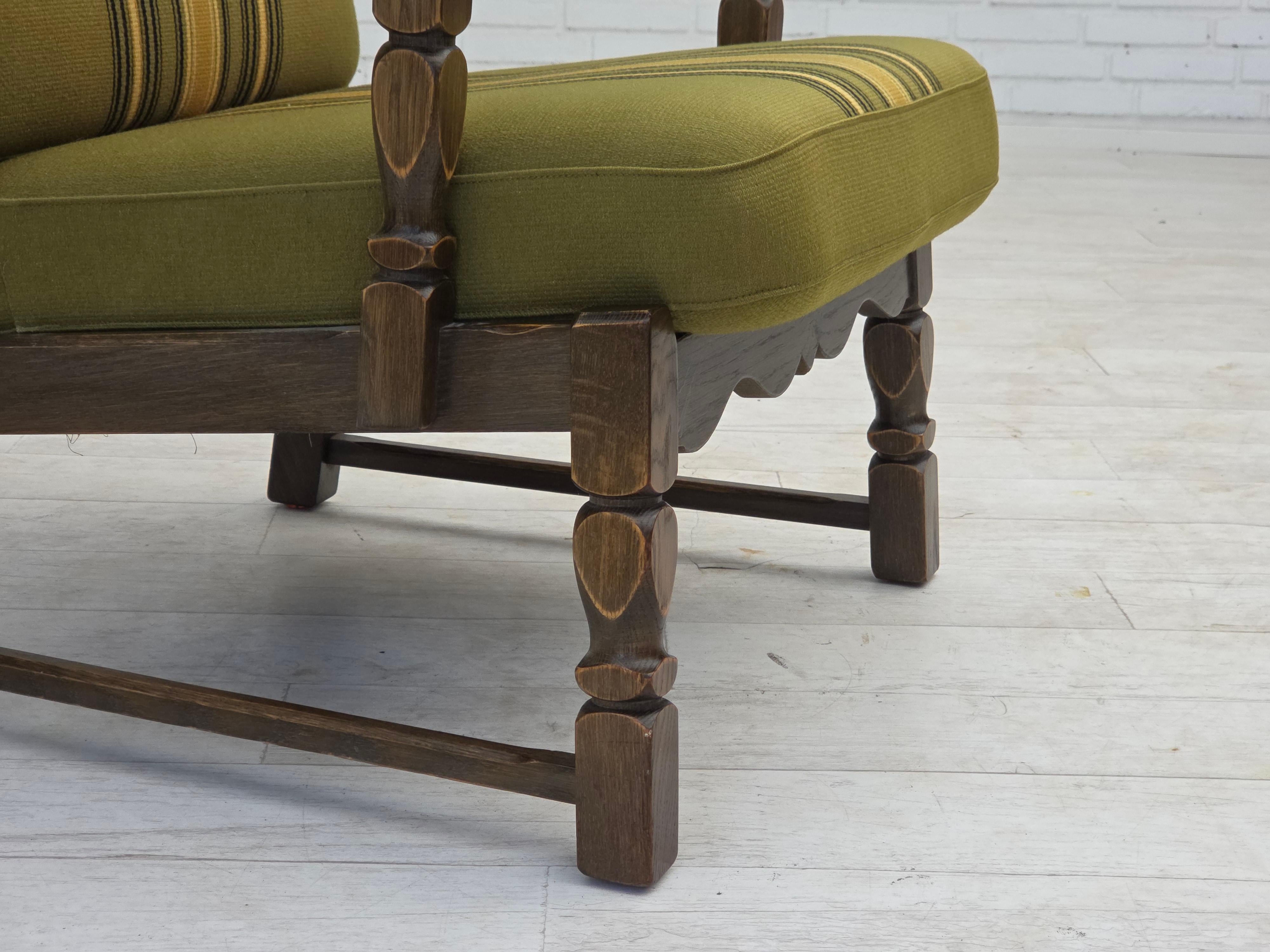 Scandinave moderne 1970, paire de fauteuils danois, laine d'ameublement verte d'origine, bois de chêne massif. en vente