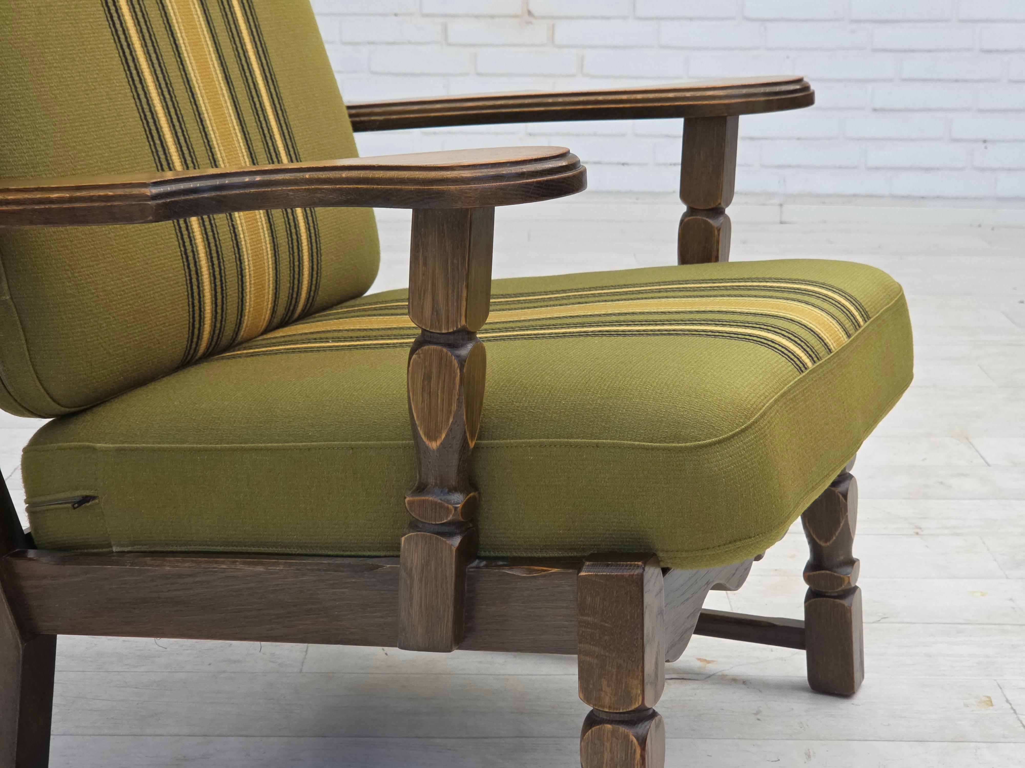Danois 1970, paire de fauteuils danois, laine d'ameublement verte d'origine, bois de chêne massif. en vente
