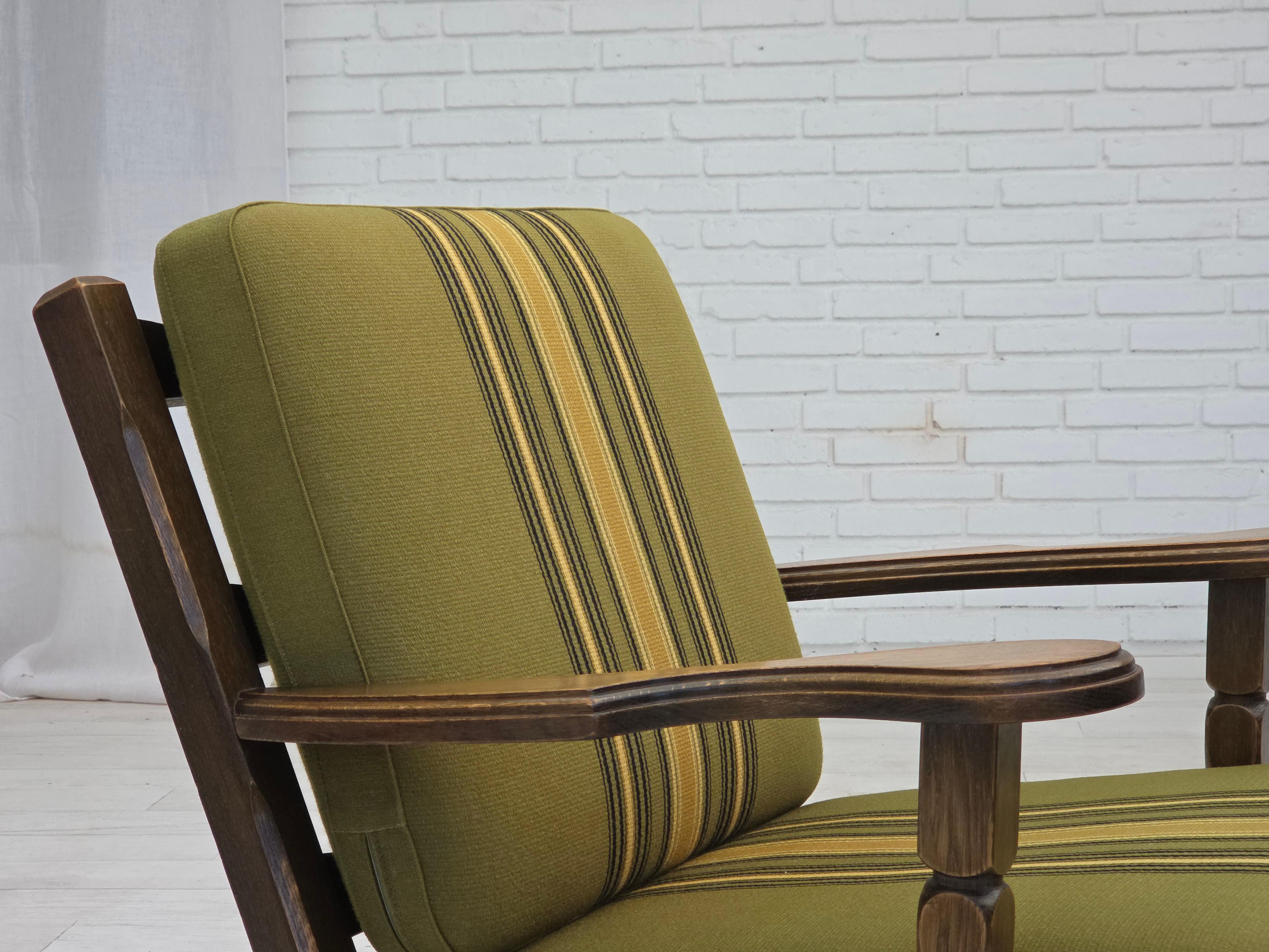 1970, paire de fauteuils danois, laine d'ameublement verte d'origine, bois de chêne massif. Bon état - En vente à Tarm, 82